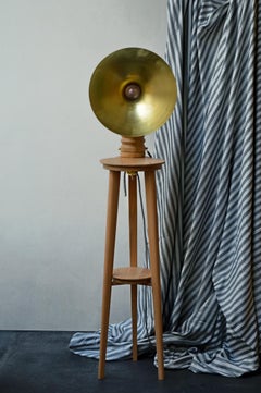 Lampada da terra contemporanea a treppiede Sousaphone in Oak con schermo in ottone
