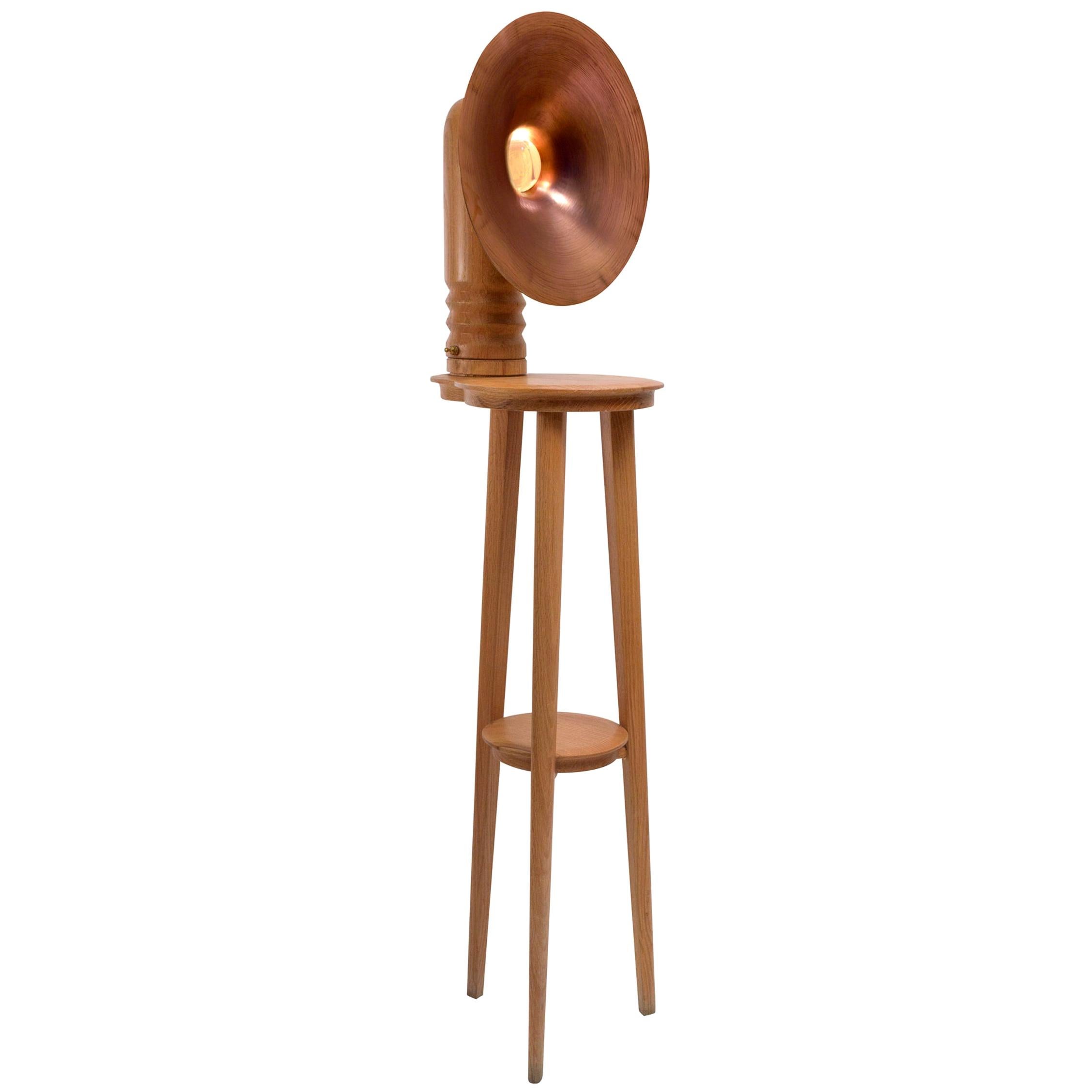 Lampada da terra contemporanea a treppiede Sousaphone in Oak con schermo in rame