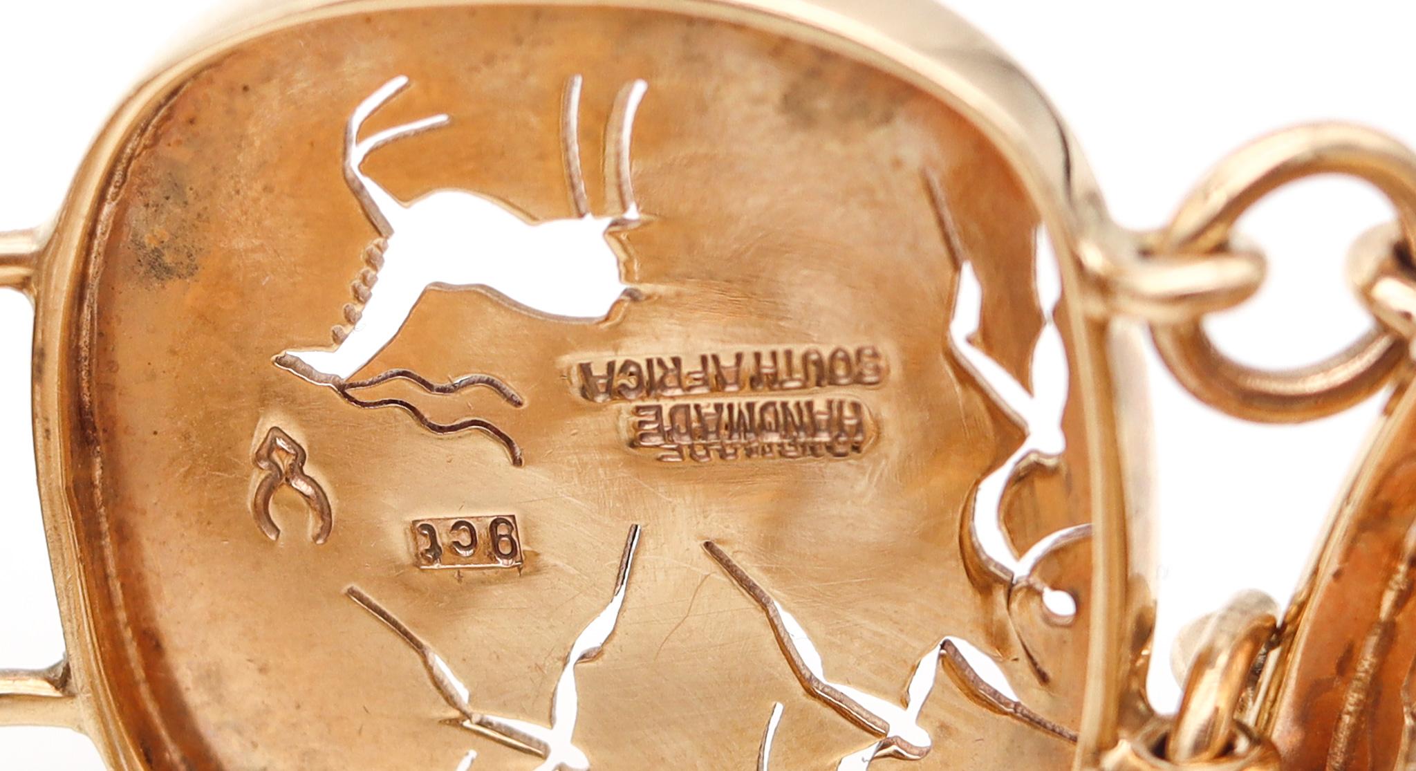 Südafrika-Armband mit Stammeskunst.

Sehr schönes und ungewöhnliches Armband, das in Südafrika in den 1970er Jahren hergestellt wurde. Dieses Armband ist sehr interessant und schwer fassbar mit schönen und faszinierenden Motiven. Das Design besteht