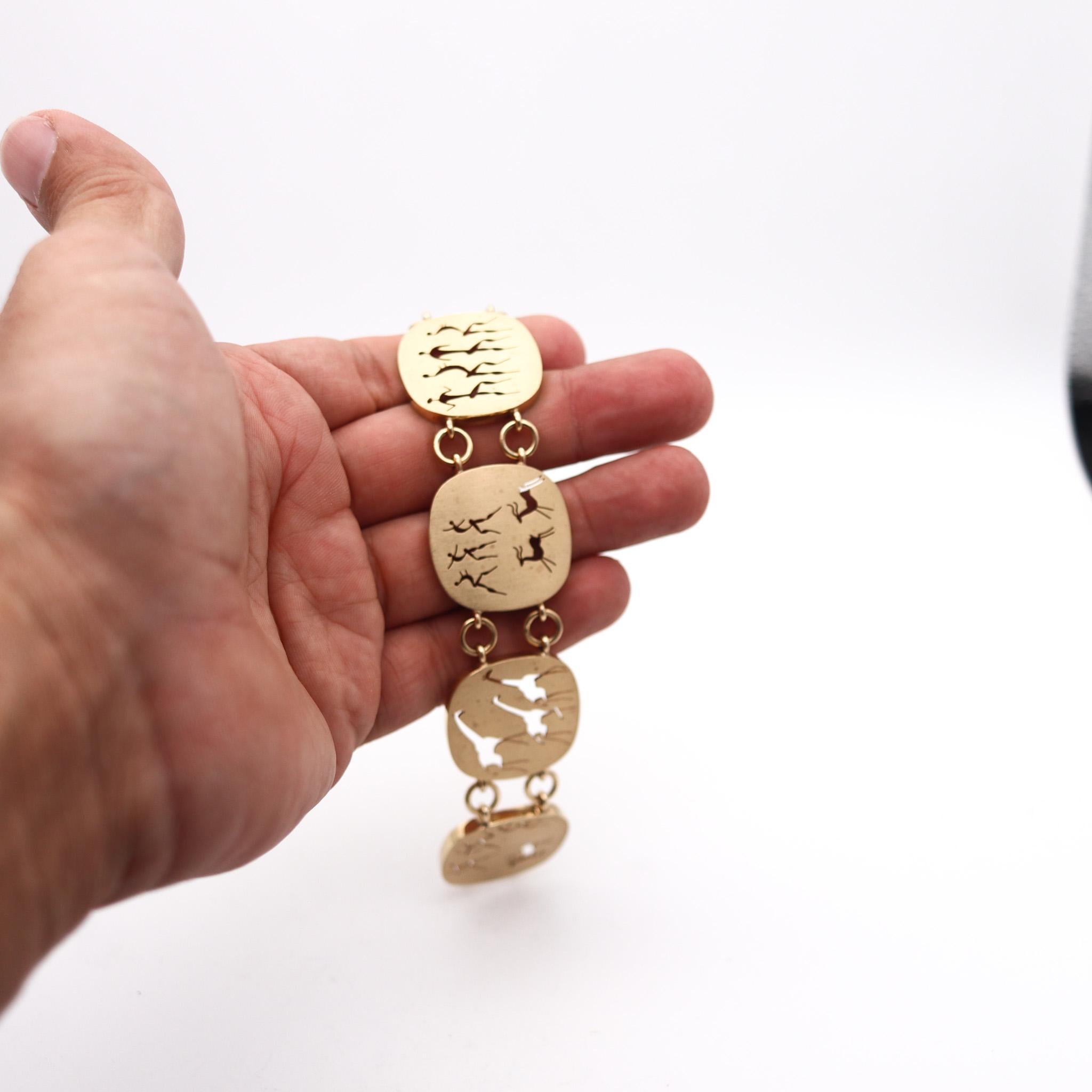 Südafrika 1970 Armband aus massivem 9 Karat Gelbgold mit antiken Stammeskunst-Motiven 2