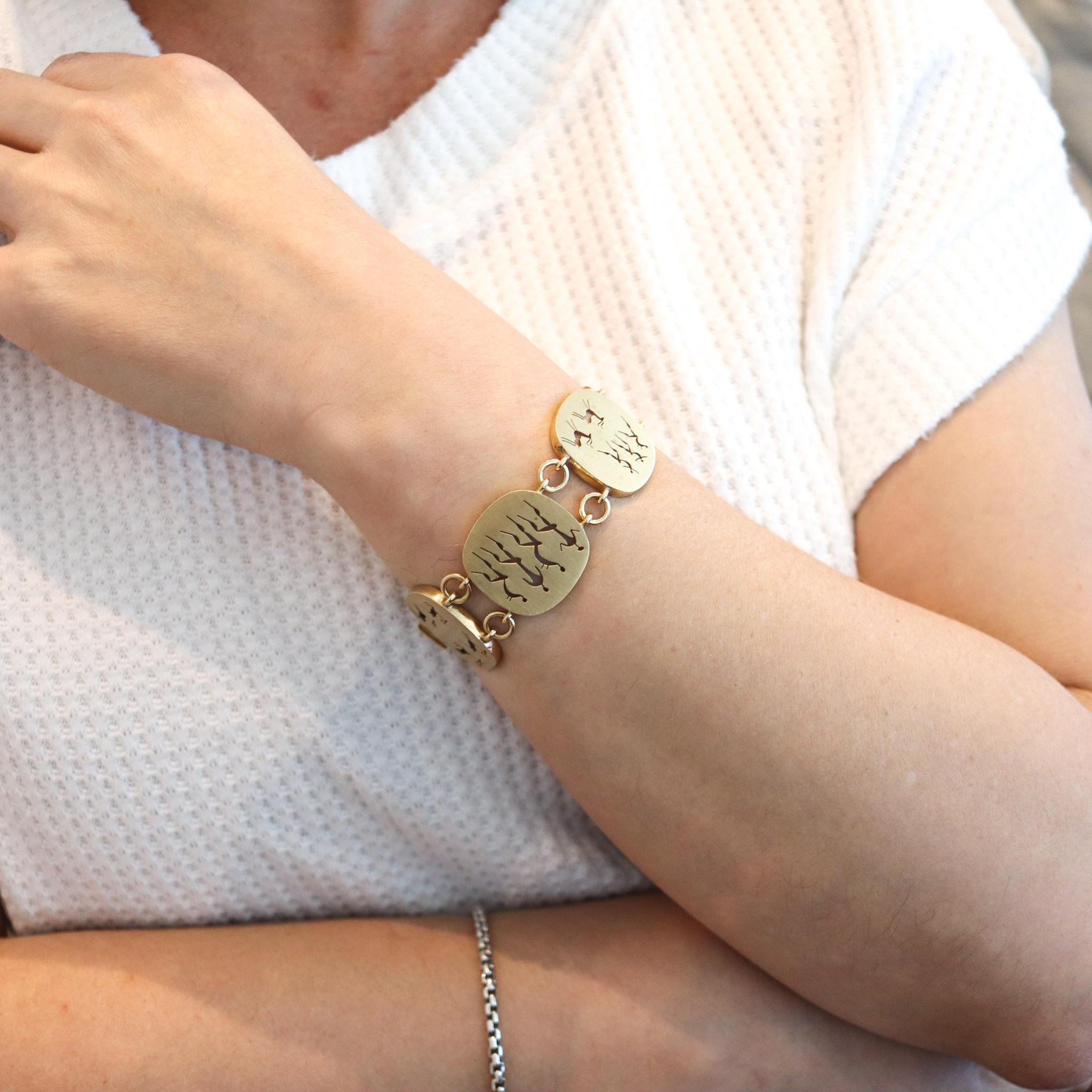Südafrika 1970 Armband aus massivem 9 Karat Gelbgold mit antiken Stammeskunst-Motiven 3