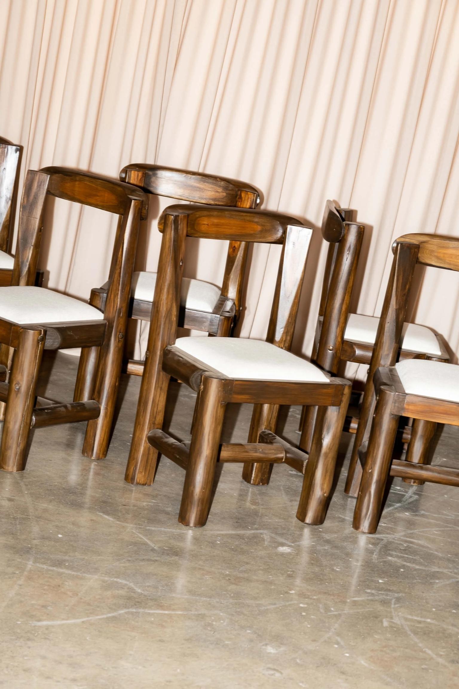 Vendues à l'unité, les chaises sud-africaines Brutalist en bois sont rehaussées par de nouvelles assises en lin belge. (Une couche de peau de mouton optionnelle ajoutera encore à votre jeu de textures, mais peut être échangée sur un coup de tête).