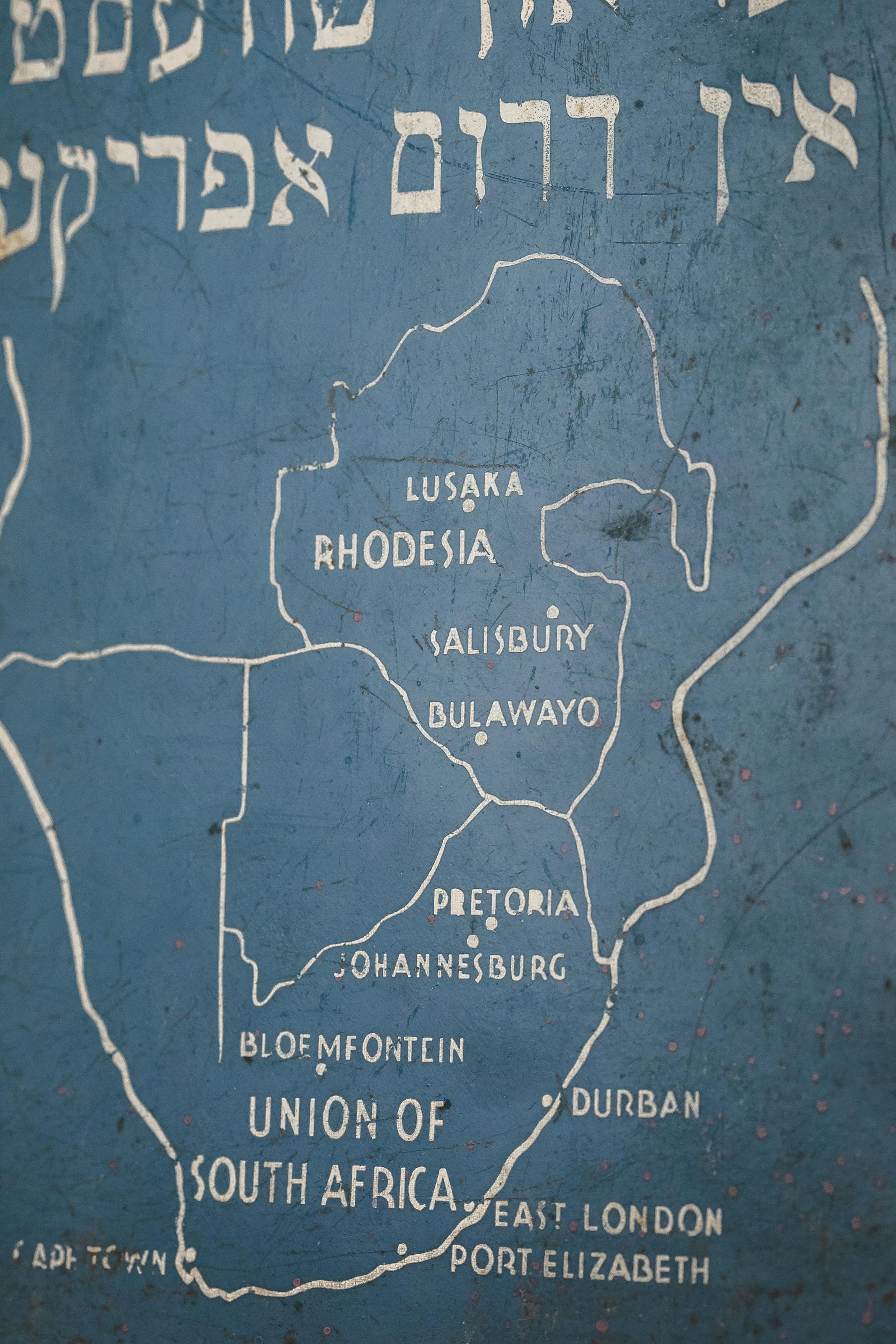 Caja de material escolar de metal con inscripción hebrea sudafricana posterior a la Segunda Guerra Mundial Metal en venta
