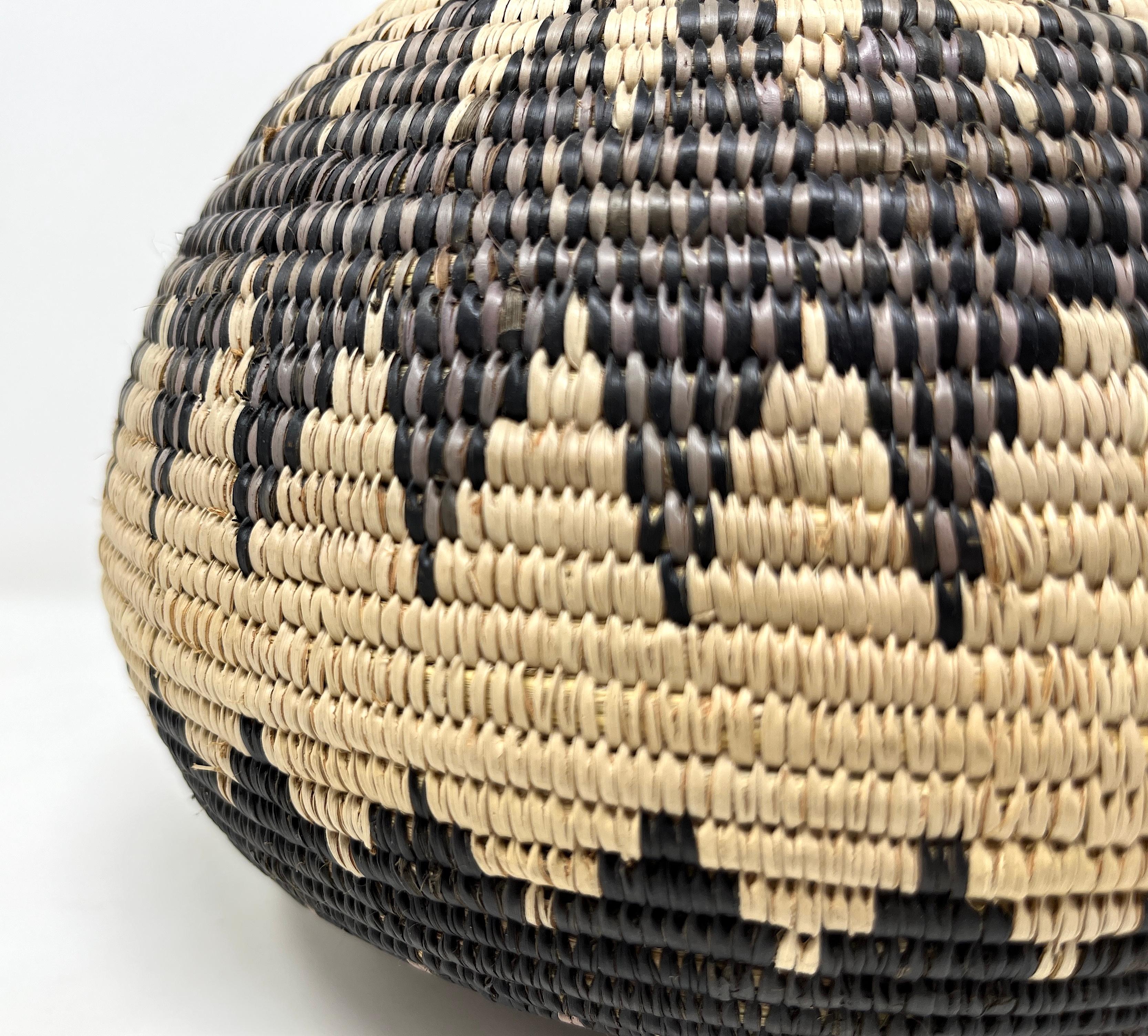 South African Zulu Basket with Lid, Geometric Handmade Basketry In Excellent Condition For Sale In Chicago, IL