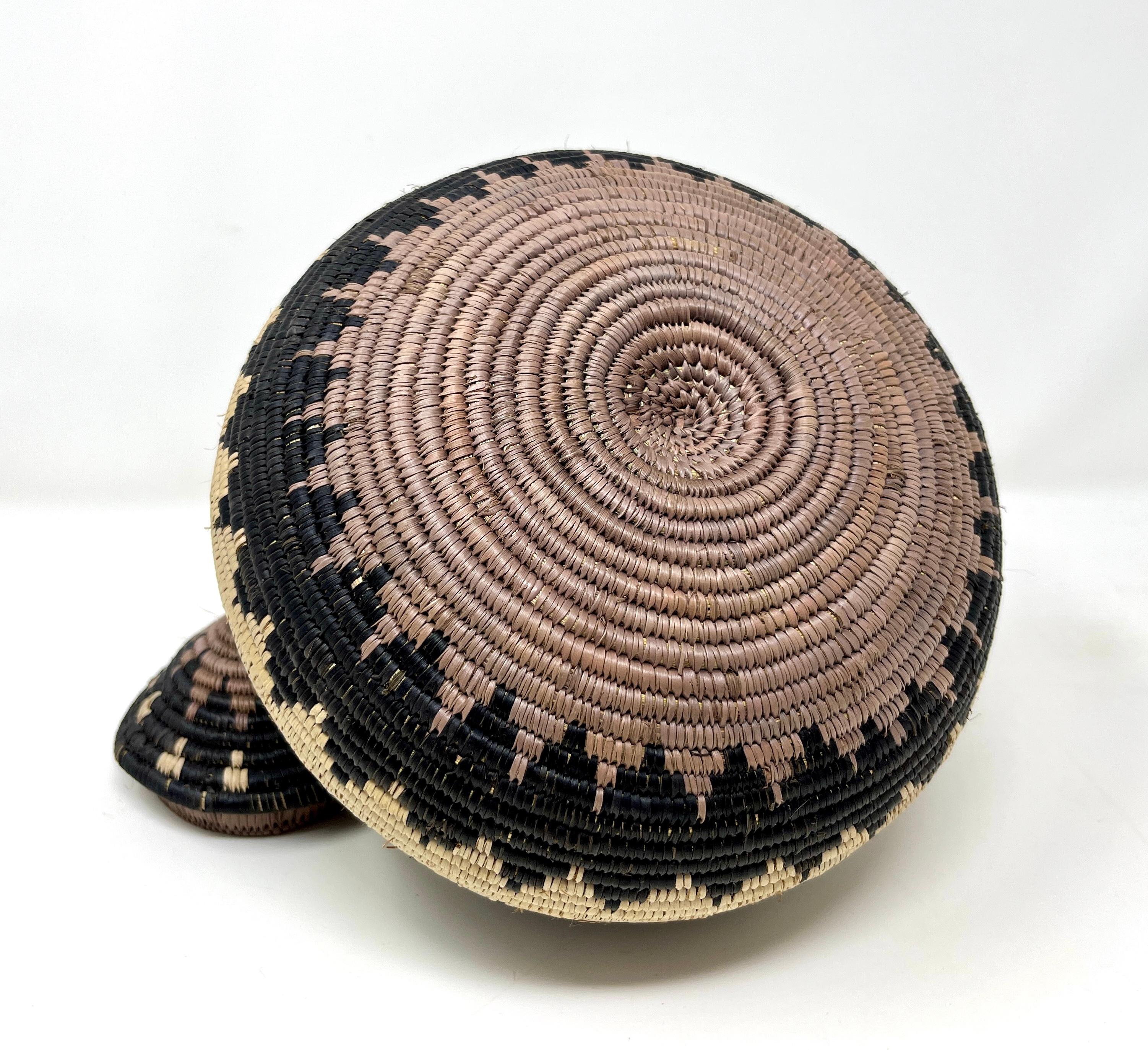 Südafrikanischer Zulu-Korb mit Deckel, geometrischer, handgefertigter Korb (Seegras) im Angebot
