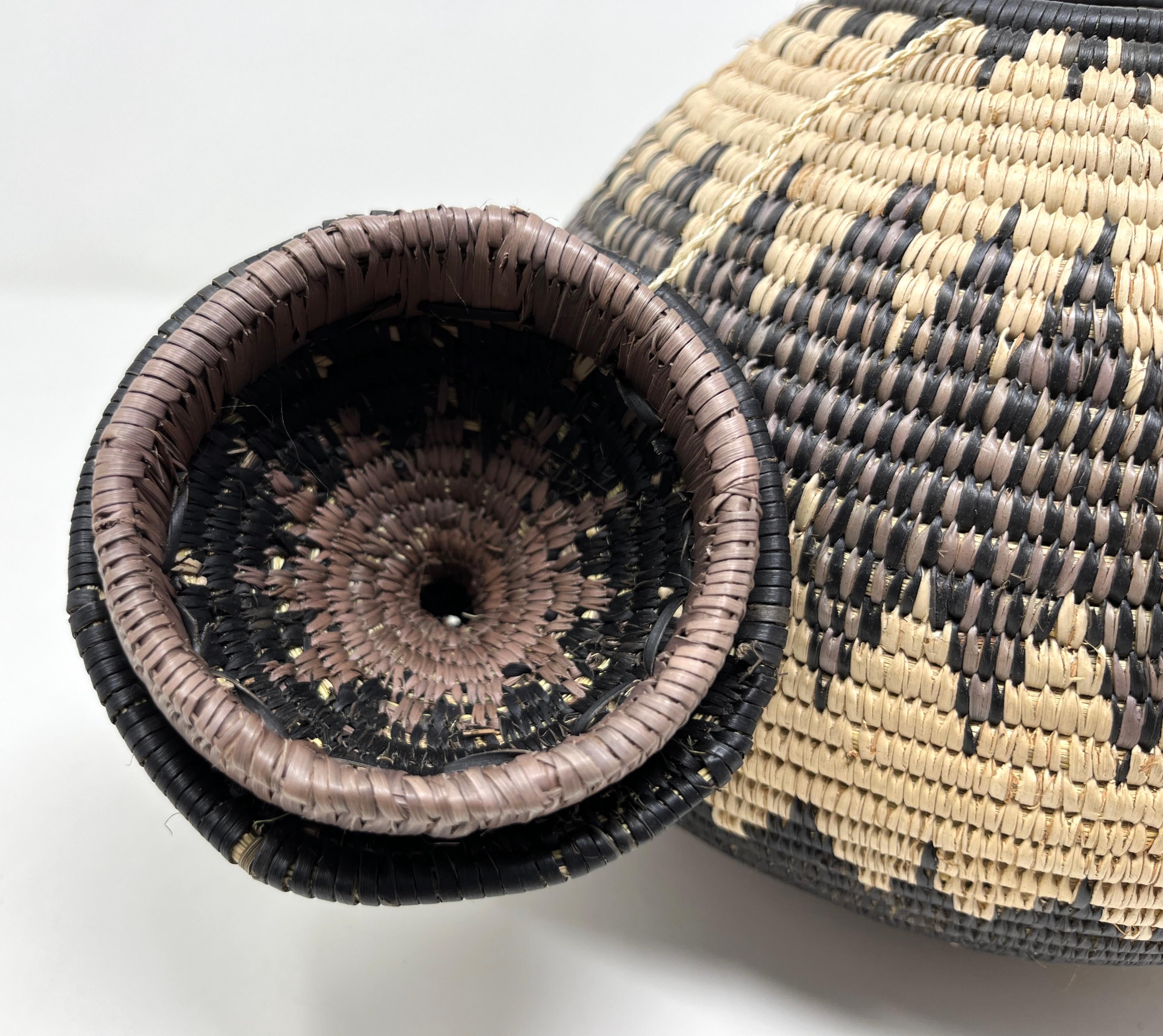 Jonc de mer Panier Zulu sud-africain avec couvercle, panier géométrique fait à la main en vente