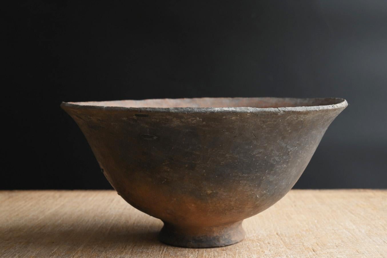 Unglazed South American antique earthenware pots/simple vessels/Wabisabi earthenware For Sale