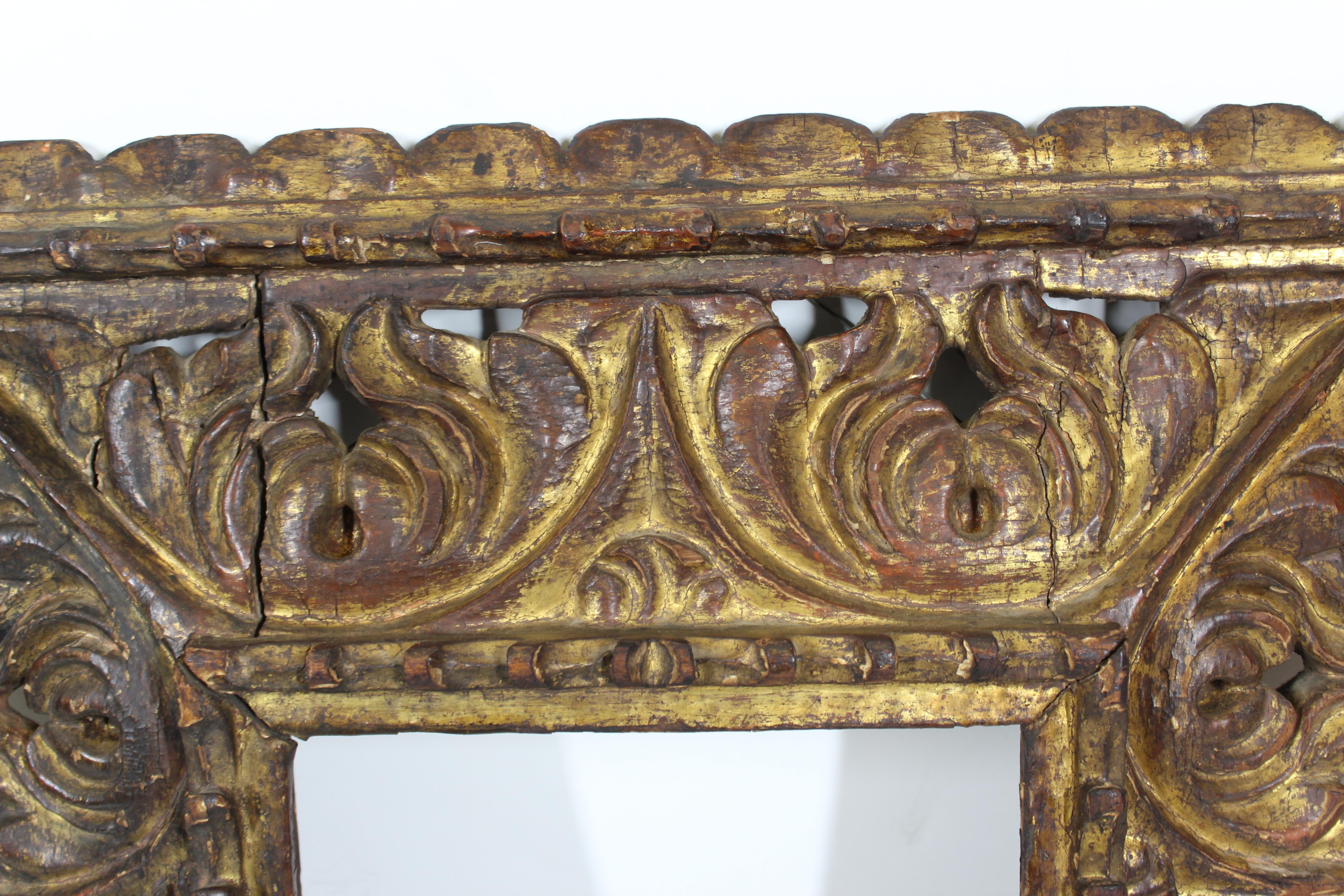Cadre baroque sud-américain en bois doré avec fortement sculpté et ajouré en vente 2