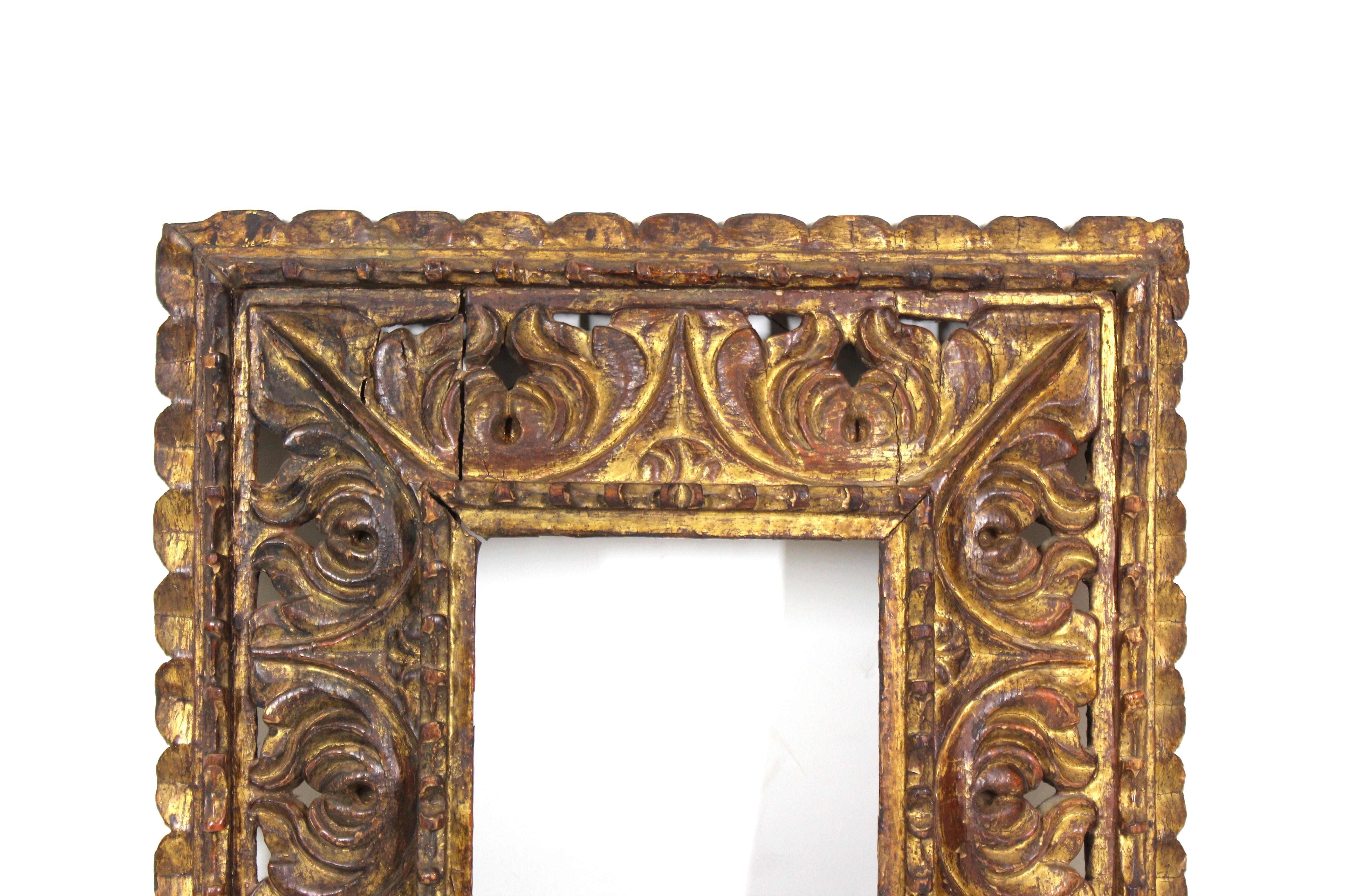 Südamerikanischer Barockrahmen aus vergoldetem Holz mit schwerem, durchbrochenem Schnitzwerk. Das Stück wurde im 18. Jahrhundert in Südamerika hergestellt und befindet sich in einem bemerkenswerten antiken Zustand mit altersgemäßer Abnutzung und