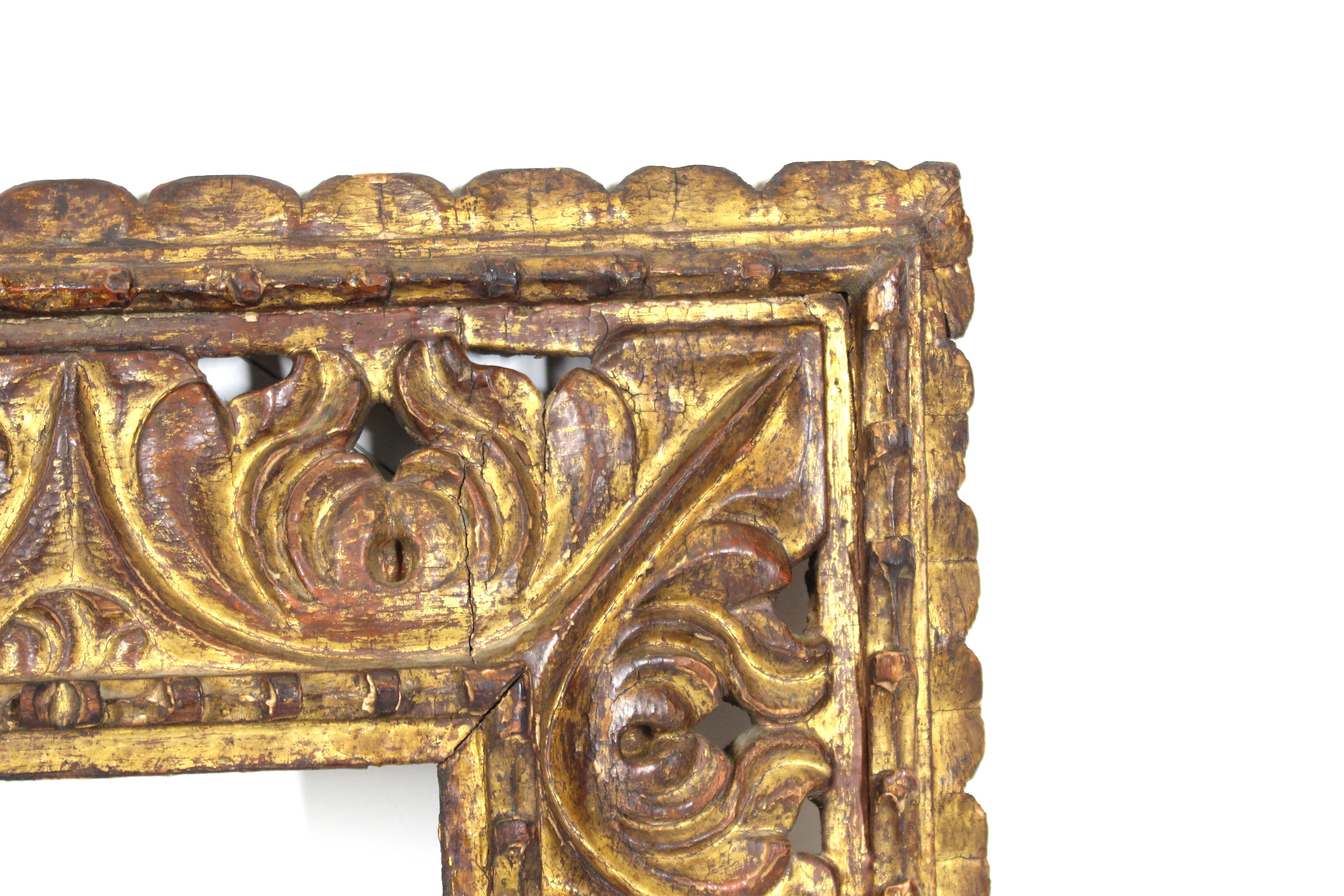 Südamerikanischer Barockrahmen aus vergoldetem Holz mit schwerem, durchbrochenem Schnitzereien (18. Jahrhundert und früher) im Angebot