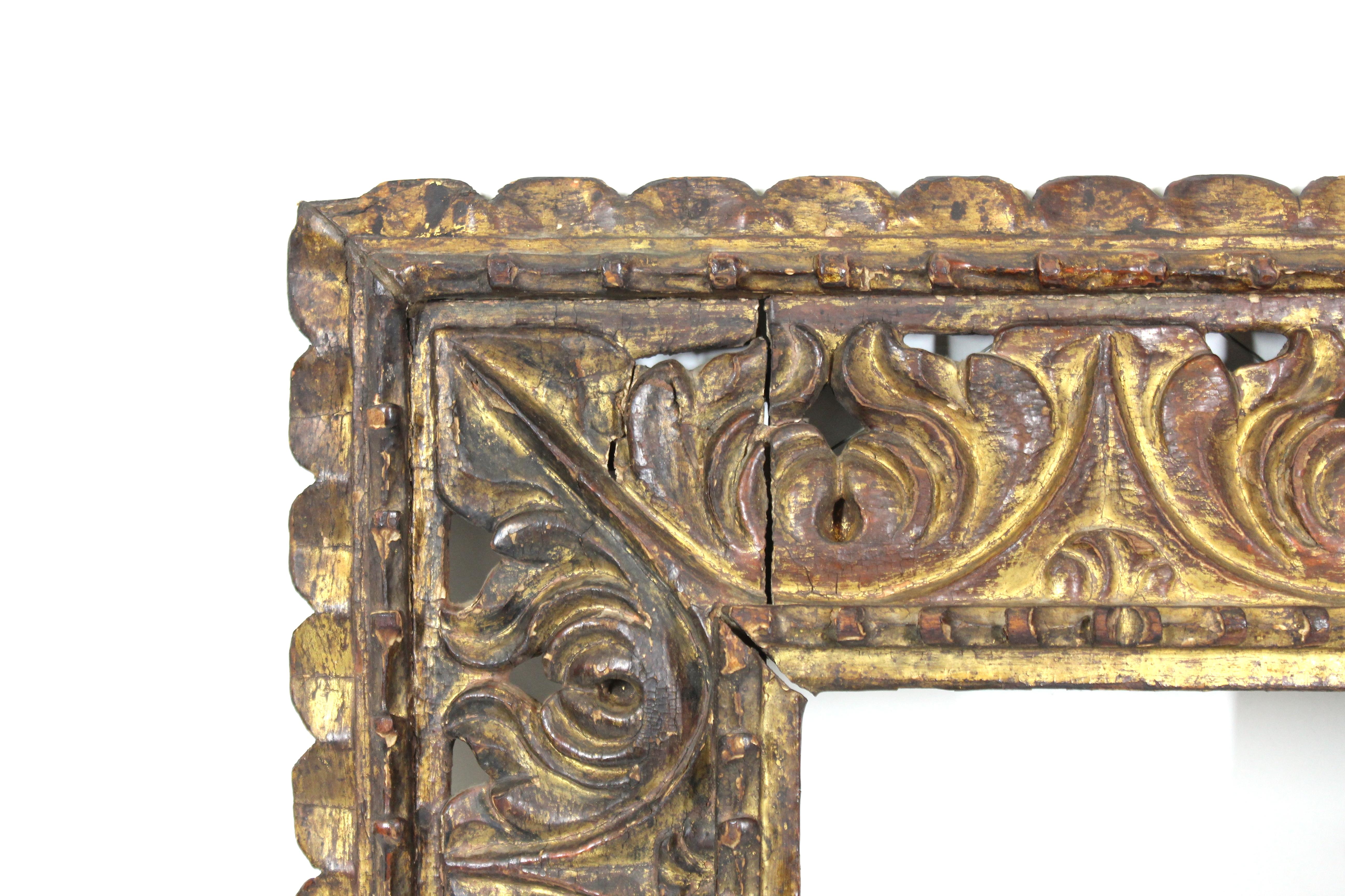 Sud-américain Cadre baroque sud-américain en bois doré avec fortement sculpté et ajouré en vente