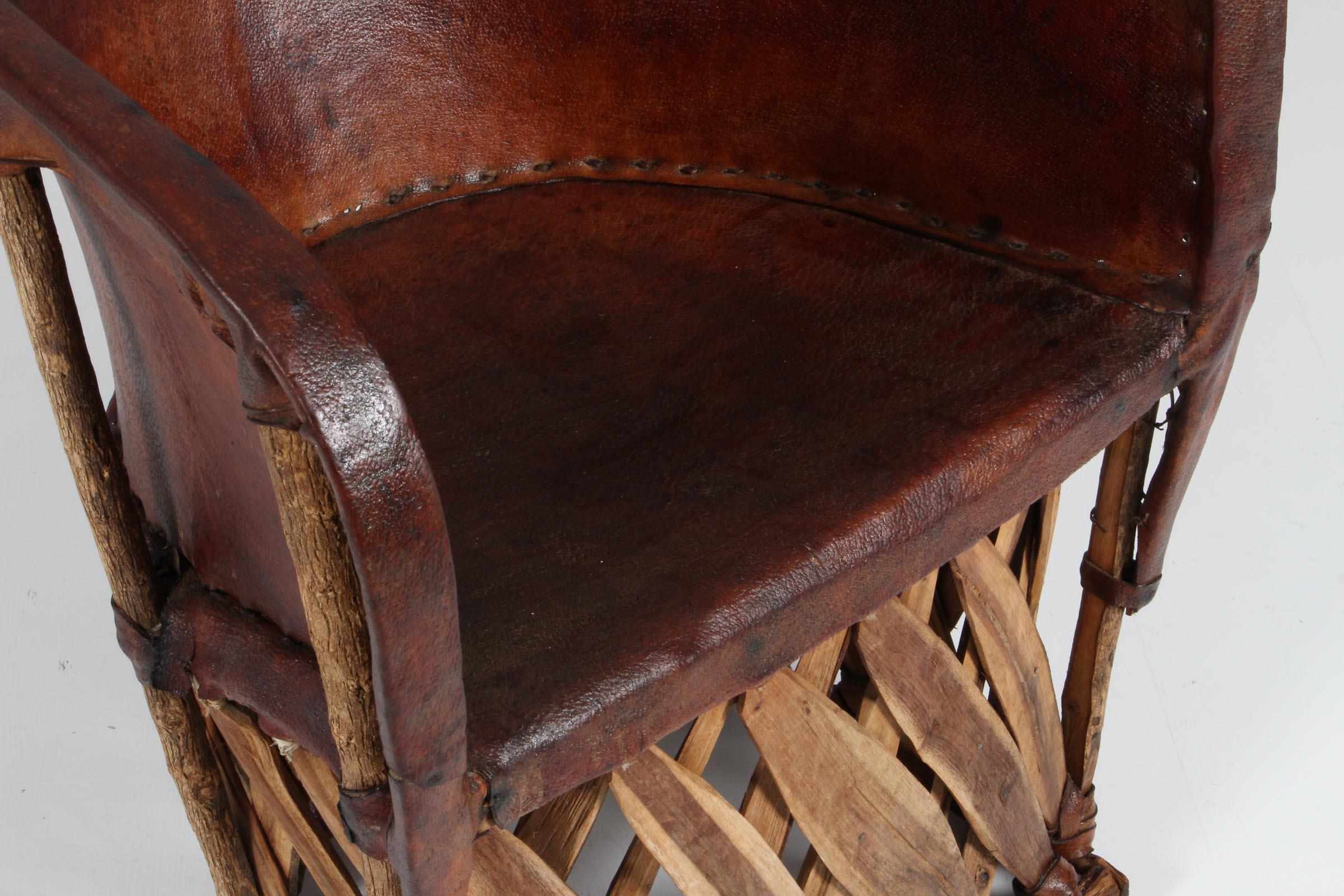 Sud-américain Chaise longue américaine en cuir et Wood Wood, 20e siècle en vente