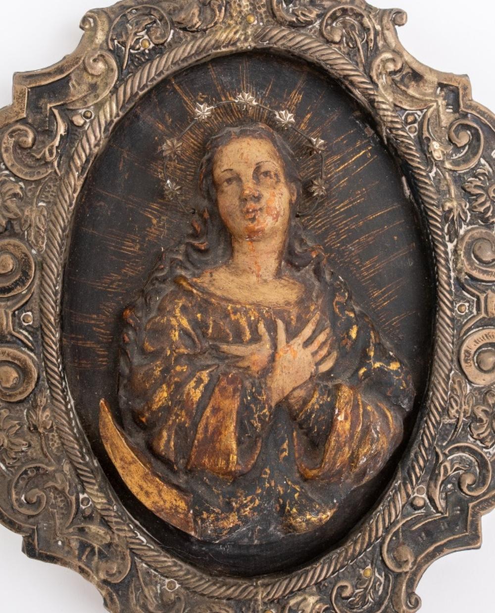 Scultura in rilievo della Madonna in legno intagliato del Sud America, XVII secolo, la Madonna con aureola d'argento e doratura sulle vesti, racchiusa in una cornice d'argento con decorazione a forma di voluta. 11