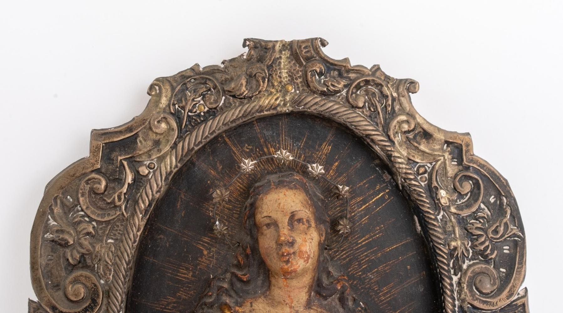 Sudamericano Scultura a rilievo scolpita della Madonna sudamericana in vendita
