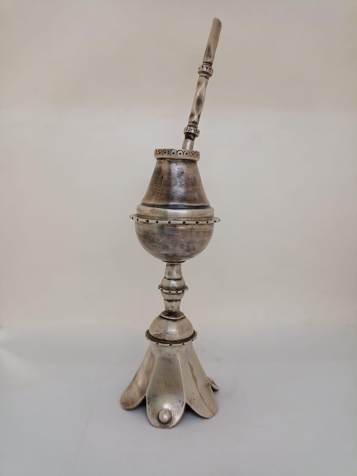 South American silverware Mate chalice type
Silver mate with its absorber tool (bombilla)
Original. No copy
Origin Argentina circa 1900
American Colonial style
Approximate weight of the bulb 400 gr of silver
Excellent condition Natural wear