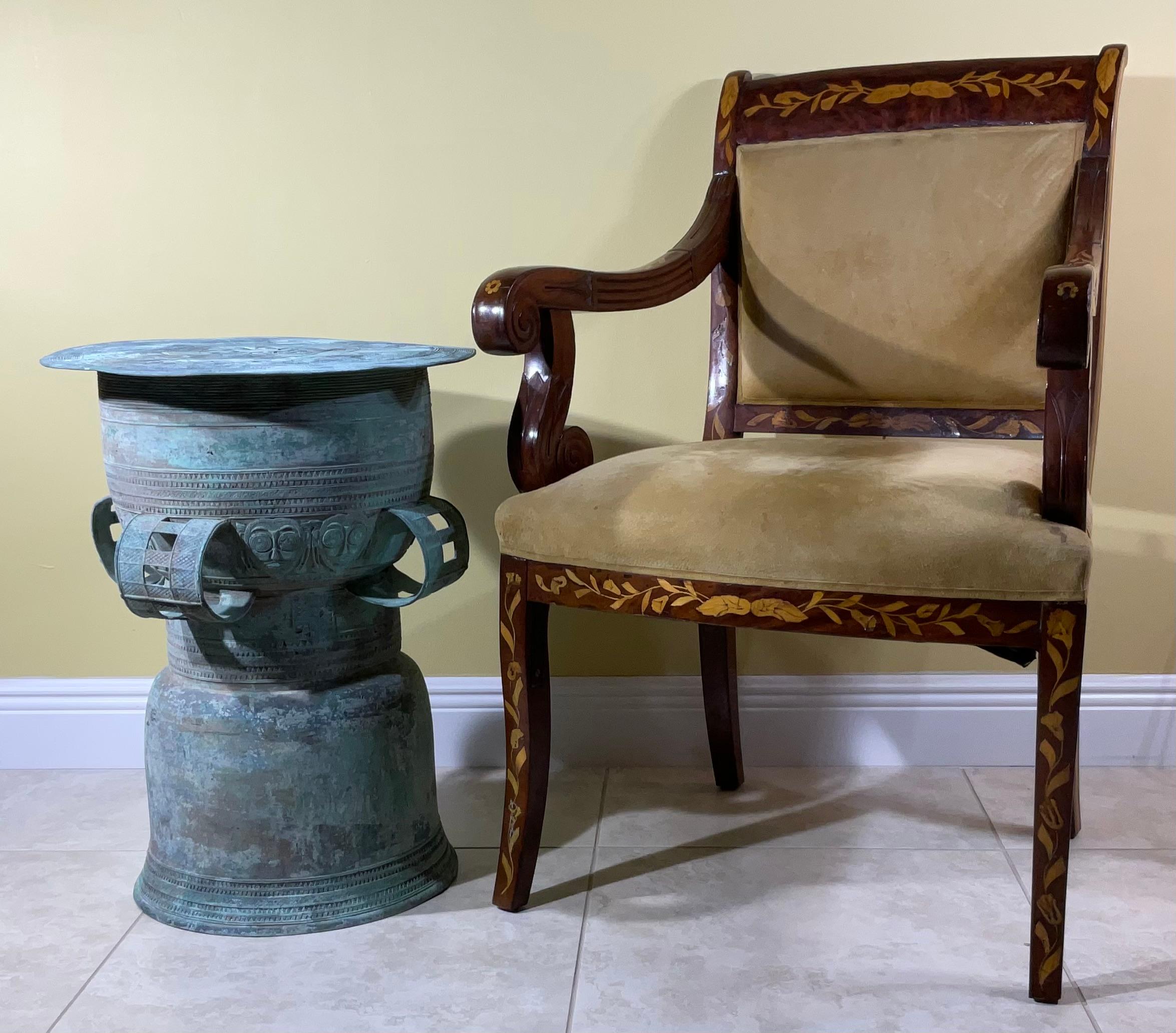 Table tambour de pluie en bronze antique, quatre poignées latérales, décorative avec des motifs de visages mystérieux autour des côtés, belle patine oxydée, grand objet d'art pour l'exposition, à l'intérieur ou à l'extérieur.