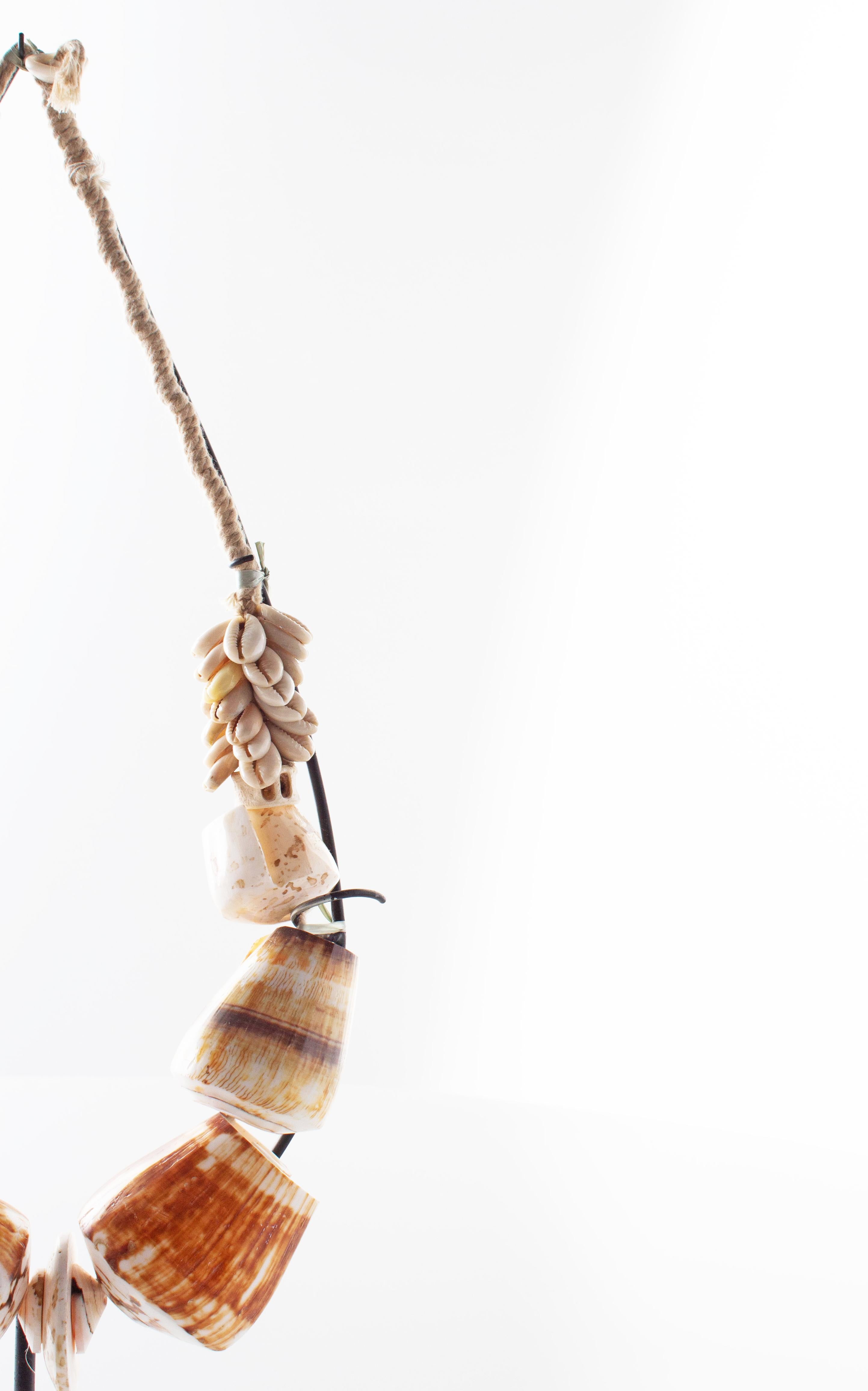 Südasiatische Halskette, einschließlich Ständer. In meinem Vintage-, Bio-, Contemporary- und Mid-Century Modern-Stil.

Dieses Stück ist Teil von Brendan Bass' einzigartiger Kollektion Le Monde. Die Kollektion Le Monde, französisch für 