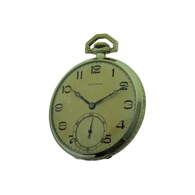 FACTORY / HOUSE: South Bend Watch Company
STYLE / REFERENCE: Open Faced Dress Style Pocket Watch
METAL / MATERIAL: White Gold Filled
CIRCA / YEAR: 1910
DIMENSIONS / SIZE: Diameter 75 mm 
MOVEMENT / 431 CALIBER: Manual Winding /21 Jewels 
DIAL /