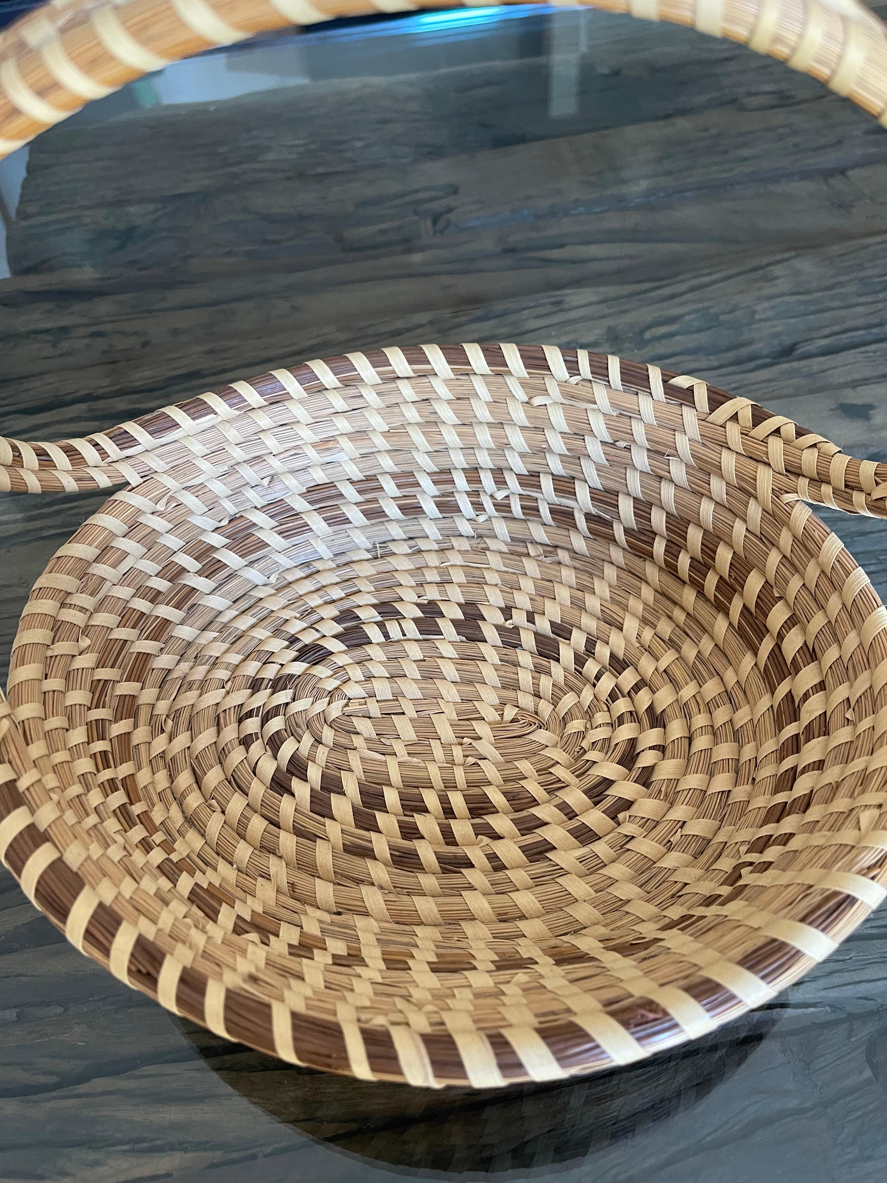 South Carolina Handmade Basket with Handle In Good Condition For Sale In Boca Raton, FL