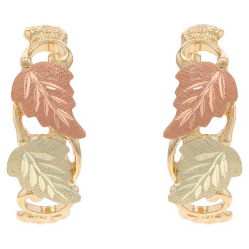 South Dakota Golding Co. Boucles d'oreilles Half-Hoop Black Hills en or 10k percées de feuilles en vente