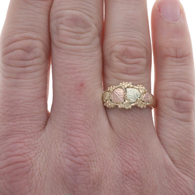 Size: 10 3/4
Sizing Fee: Up 3 sizes for $40 or Down 2 sizes for $30

Brand: South Dakota Gold Co.

Metal Content: 10k Yellow Gold, 10k Rose Gold, & 10k Green Gold

Style: Statement
Theme: Grape Clusters & Leaves
Features: Etched