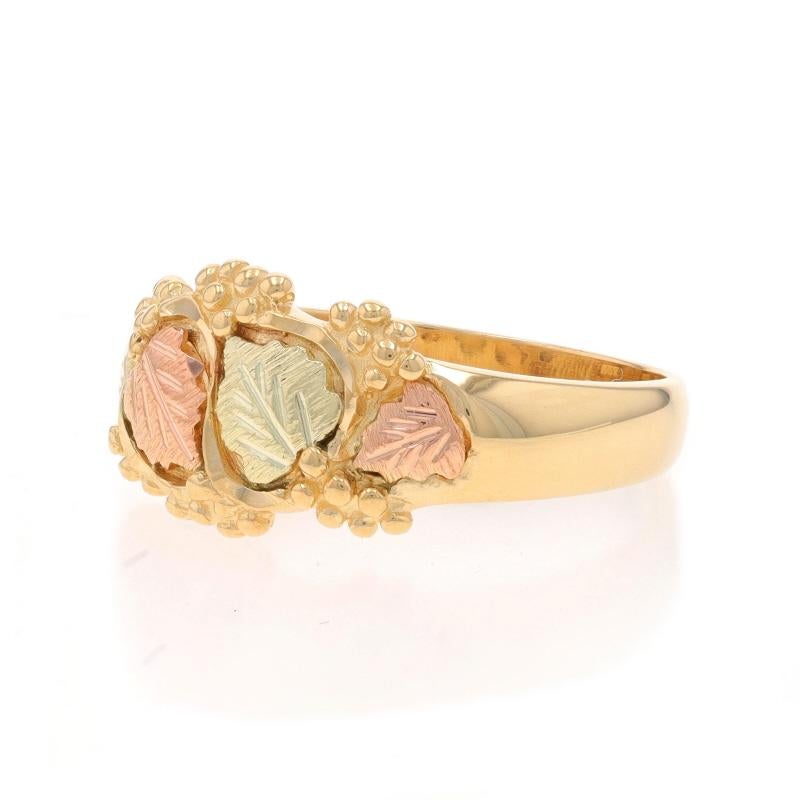 South Dakota Gold Co. Men's Ring - Yellow Gold 10k Grape Clusters & Leaves In Excellent Condition For Sale In Greensboro, NC