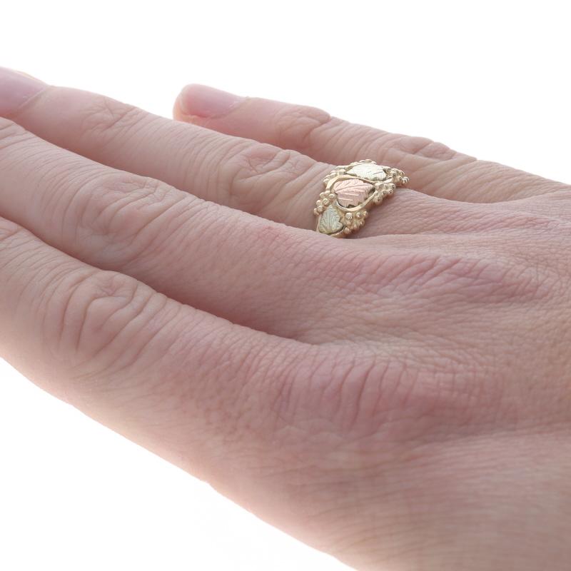 South Dakota Gold Co. Men's Ring - Yellow Gold 10k Grape Clusters & Leaves For Sale 1