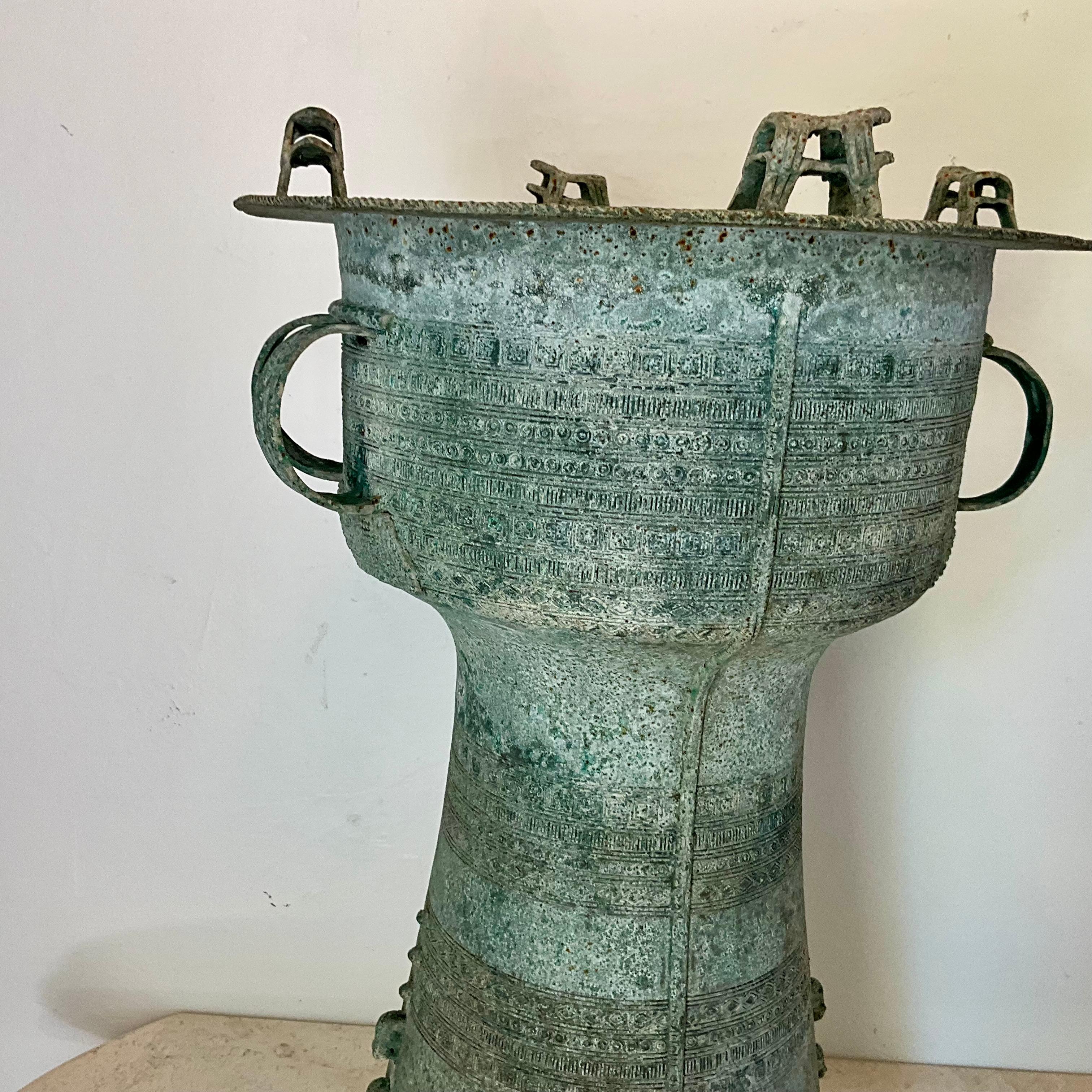 19th Century Bronze Rain Drum with Snail and Elephant Motifs - Antique Collectible

Discover this stunning 19th-century bronze rain drum, a remarkable antique collectible featuring intricate designs of snails and elephants on its sides. The unique