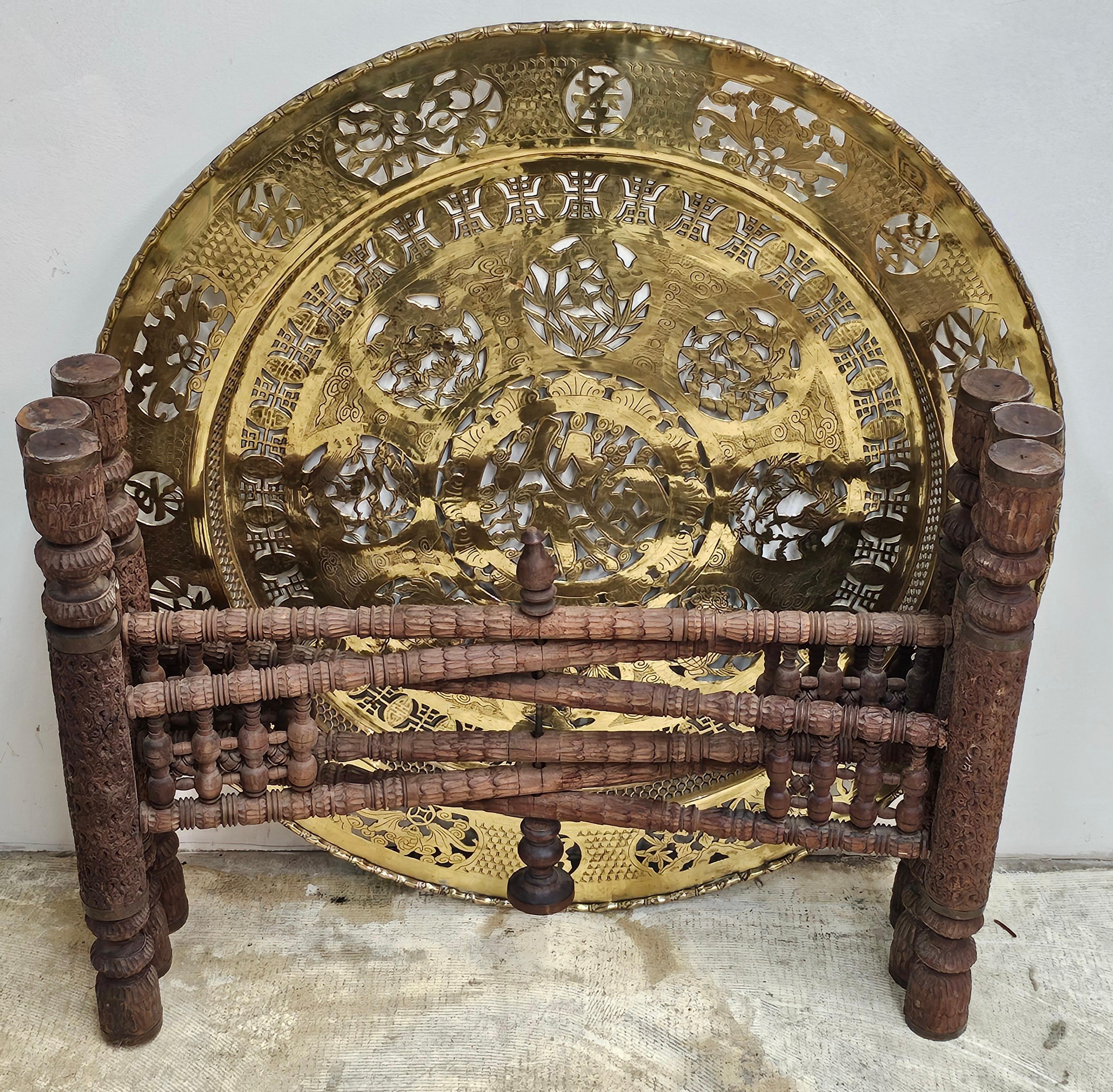 Bois pliant Asie du Sud-Est  Table Cocktail Tables à plateaux en laiton Pierce en vente 7