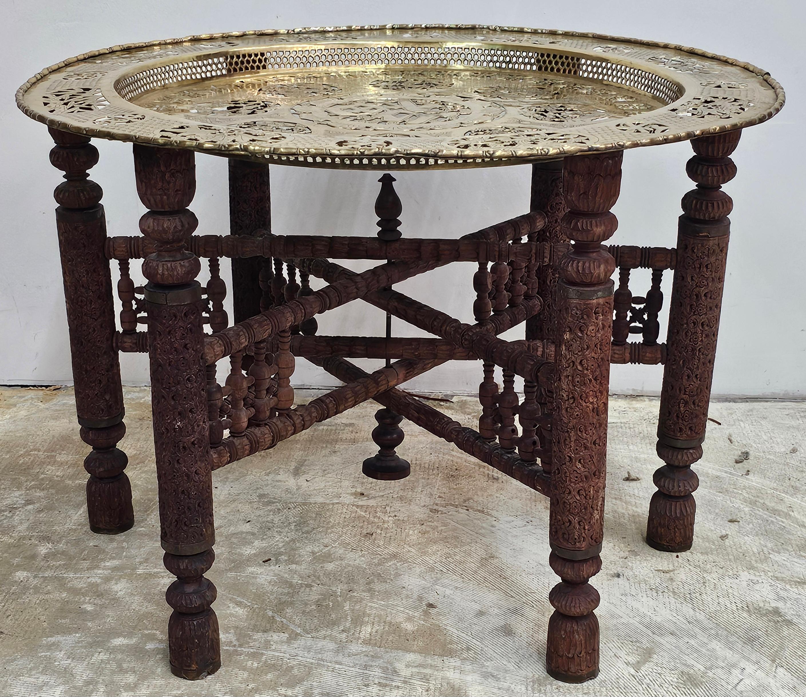 Mauresque Bois pliant Asie du Sud-Est  Table Cocktail Tables à plateaux en laiton Pierce en vente