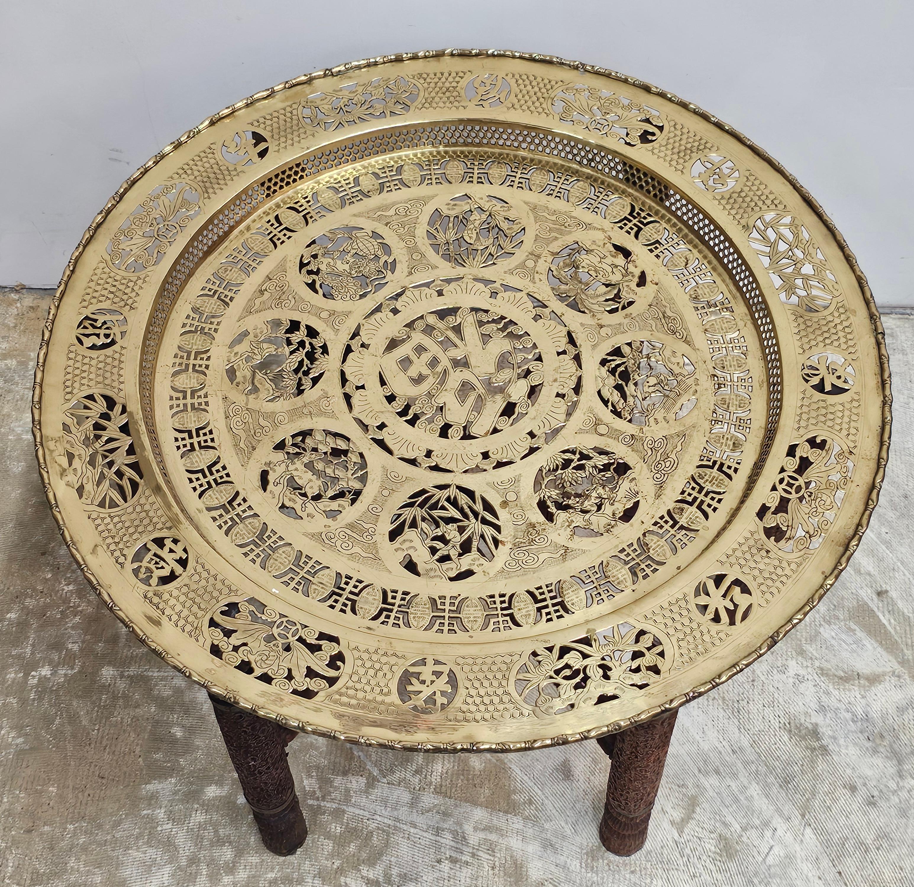 Inconnu Bois pliant Asie du Sud-Est  Table Cocktail Tables à plateaux en laiton Pierce en vente