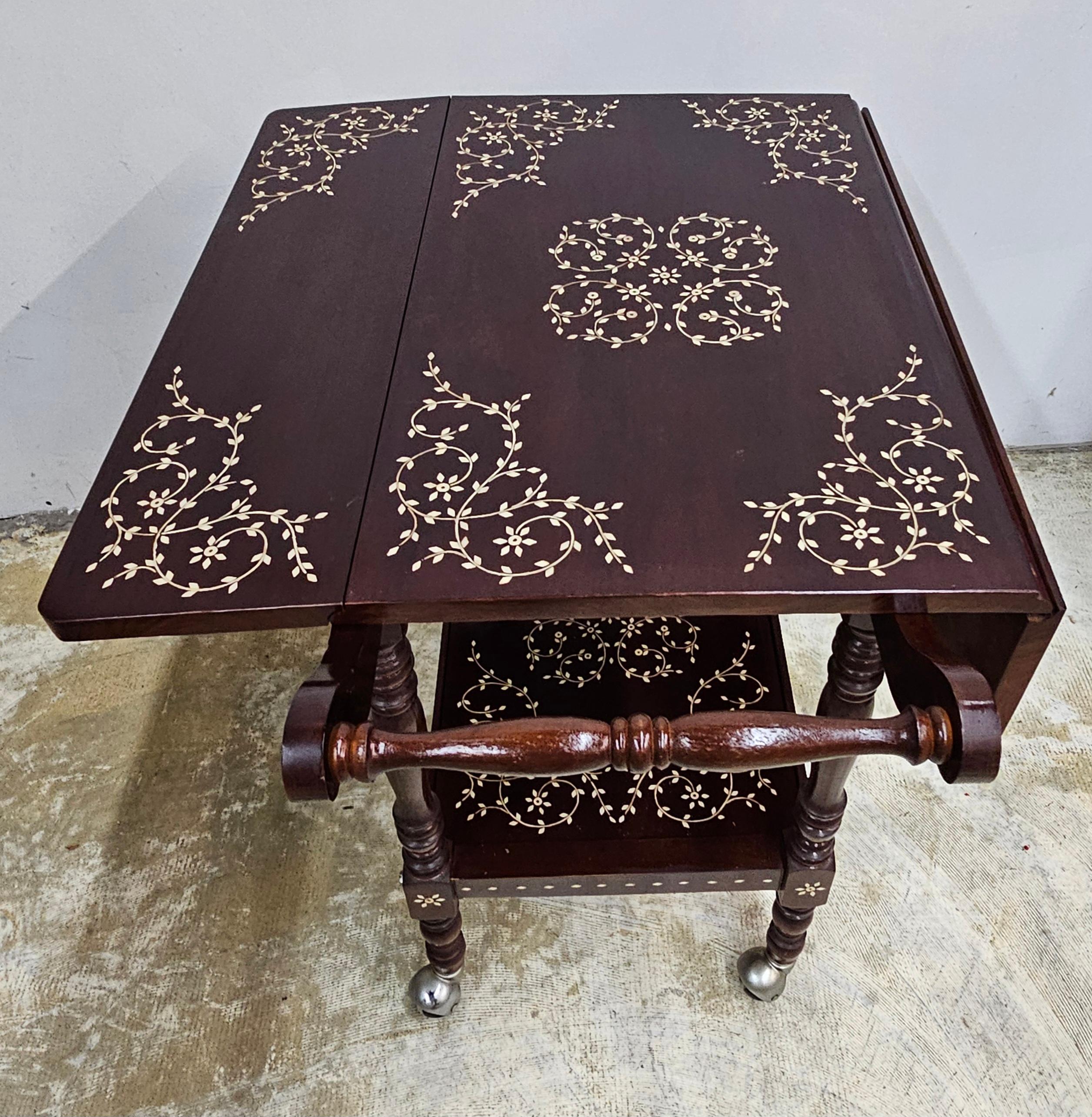 Osso Carrello da tè con ante a goccia in legno di palissandro intarsiato in osso del Sud-Est asiatico in vendita