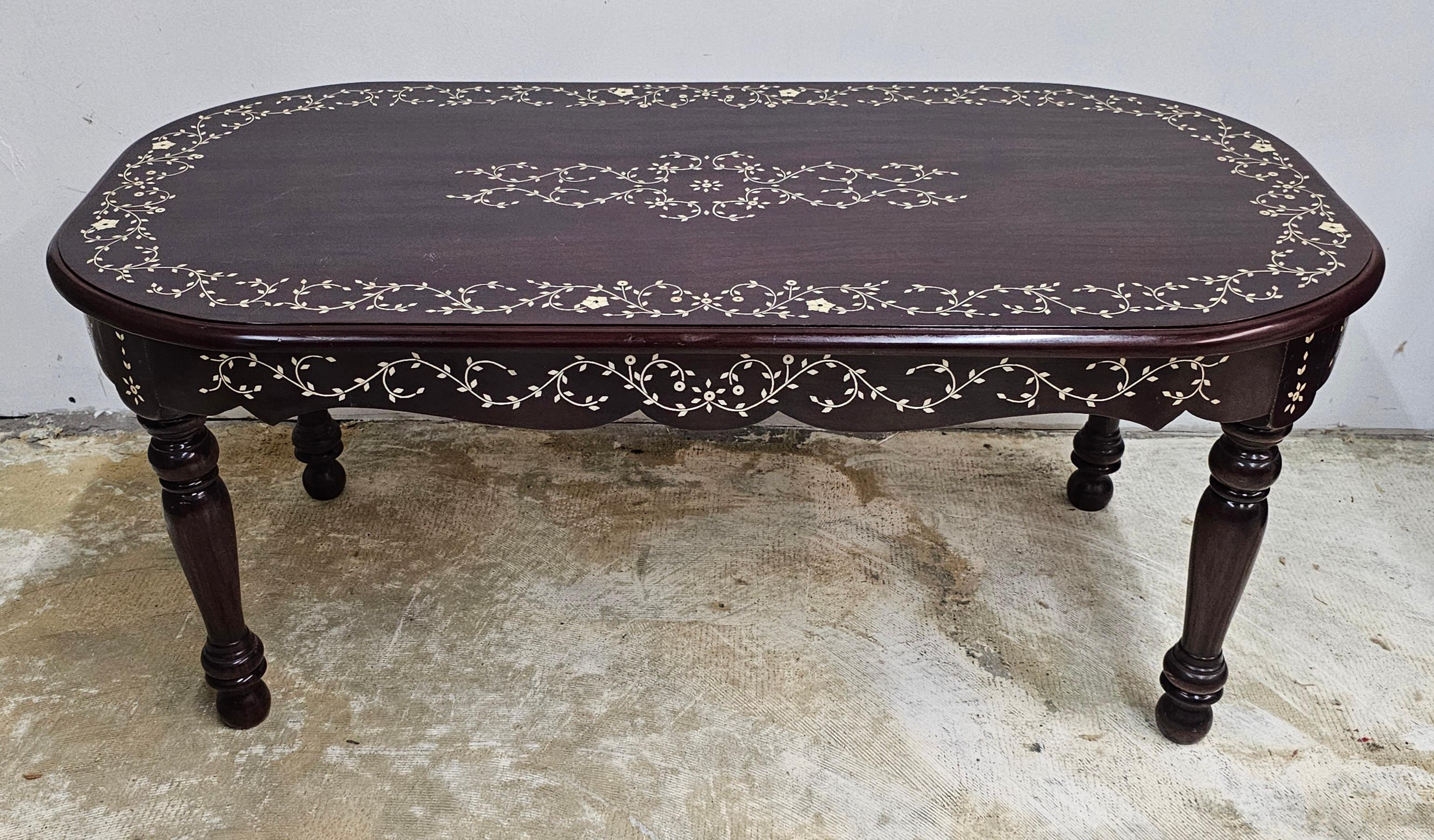 Table à cocktail / table basse en bois de rose avec incrustation d'os, fabriquée à la main en Asie du Sud-Est, en très bon état. Mesure 42