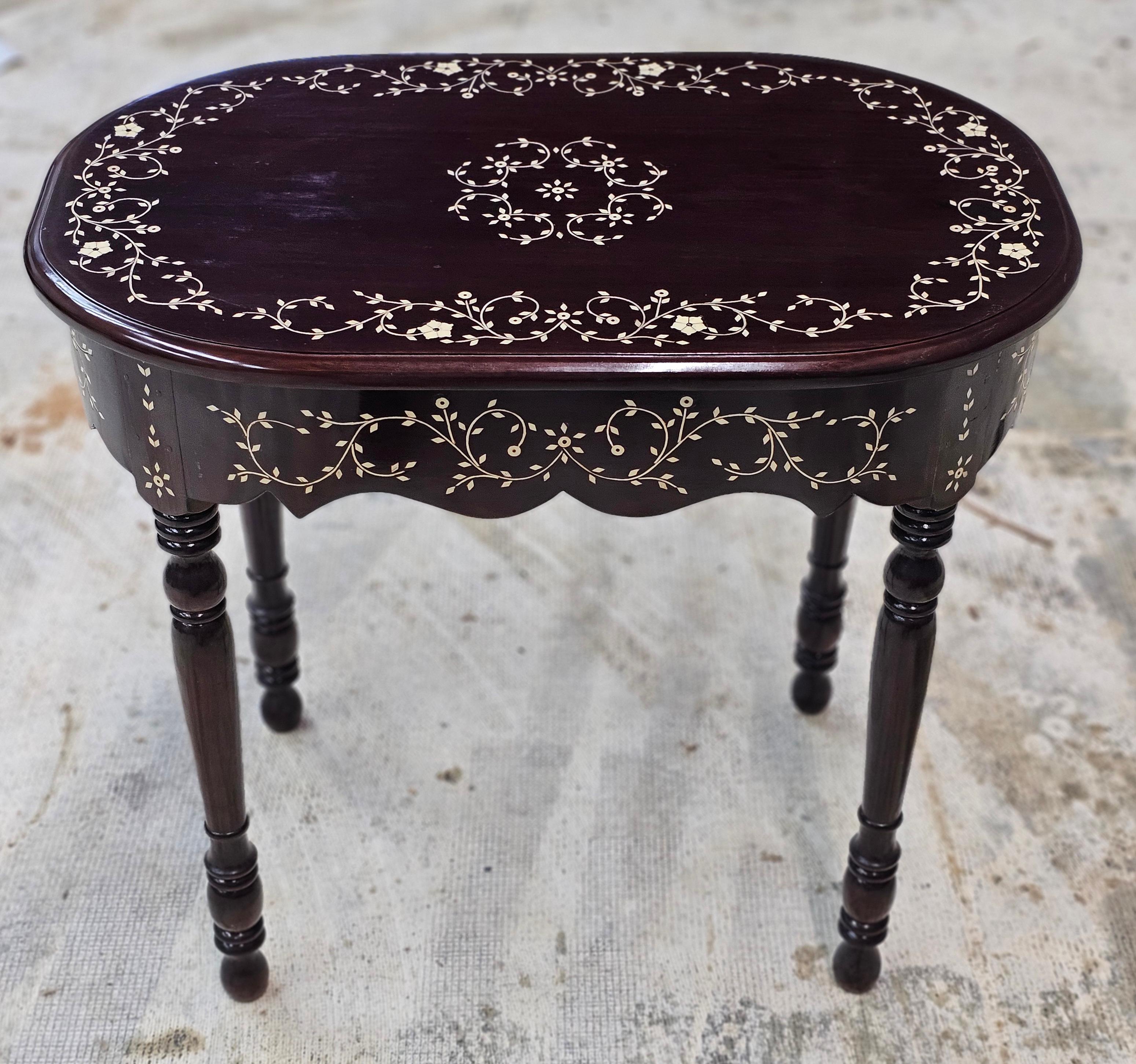 Table d'appoint en bois de rose incrusté d'os, fabriquée à la main en Asie du Sud-Est, en très bon état. Mesure 27