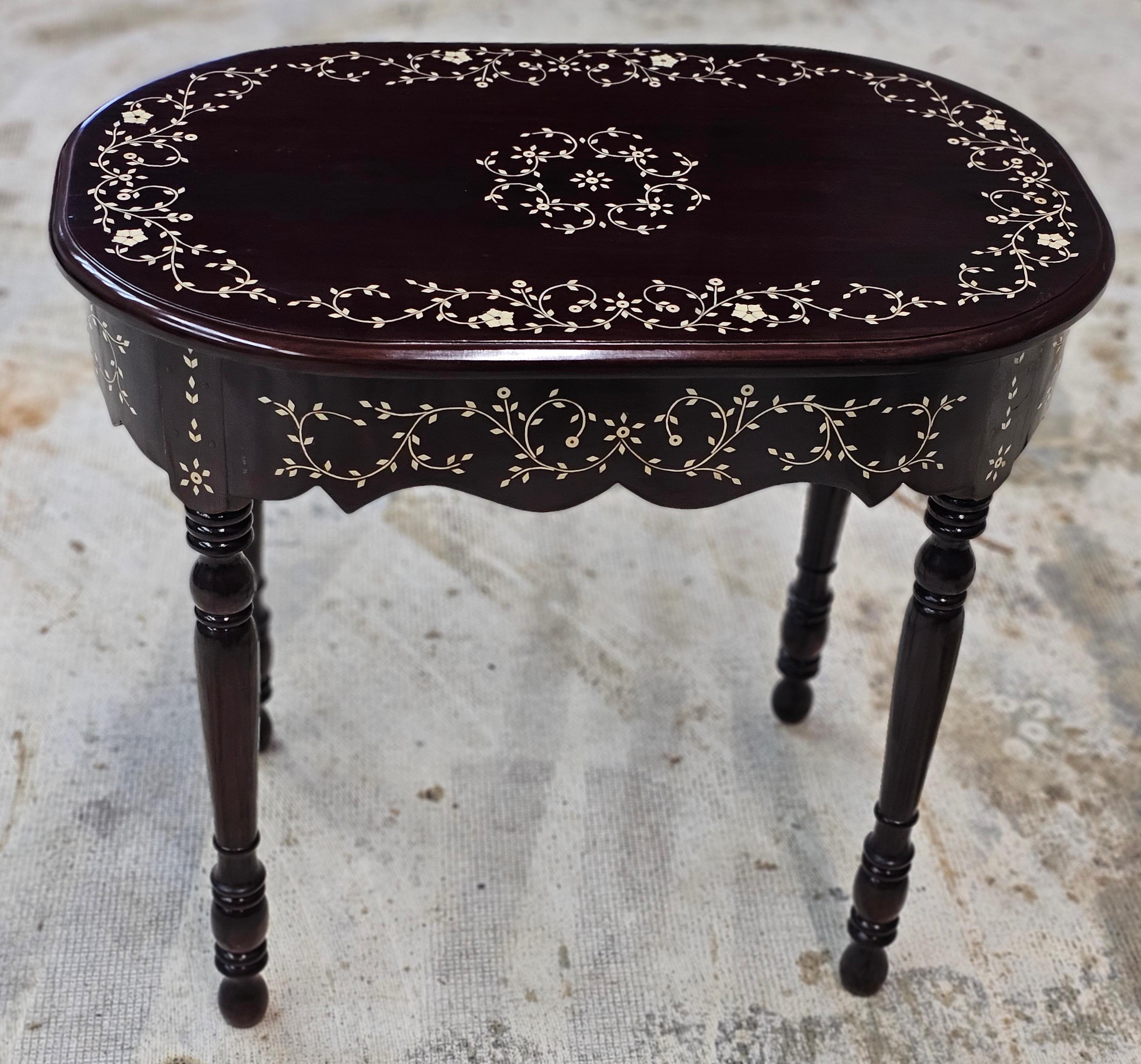 Exportation chinoise Table d'appoint en bois de rose incrusté d'os, fabriquée à la main en Asie du Sud-Est en vente