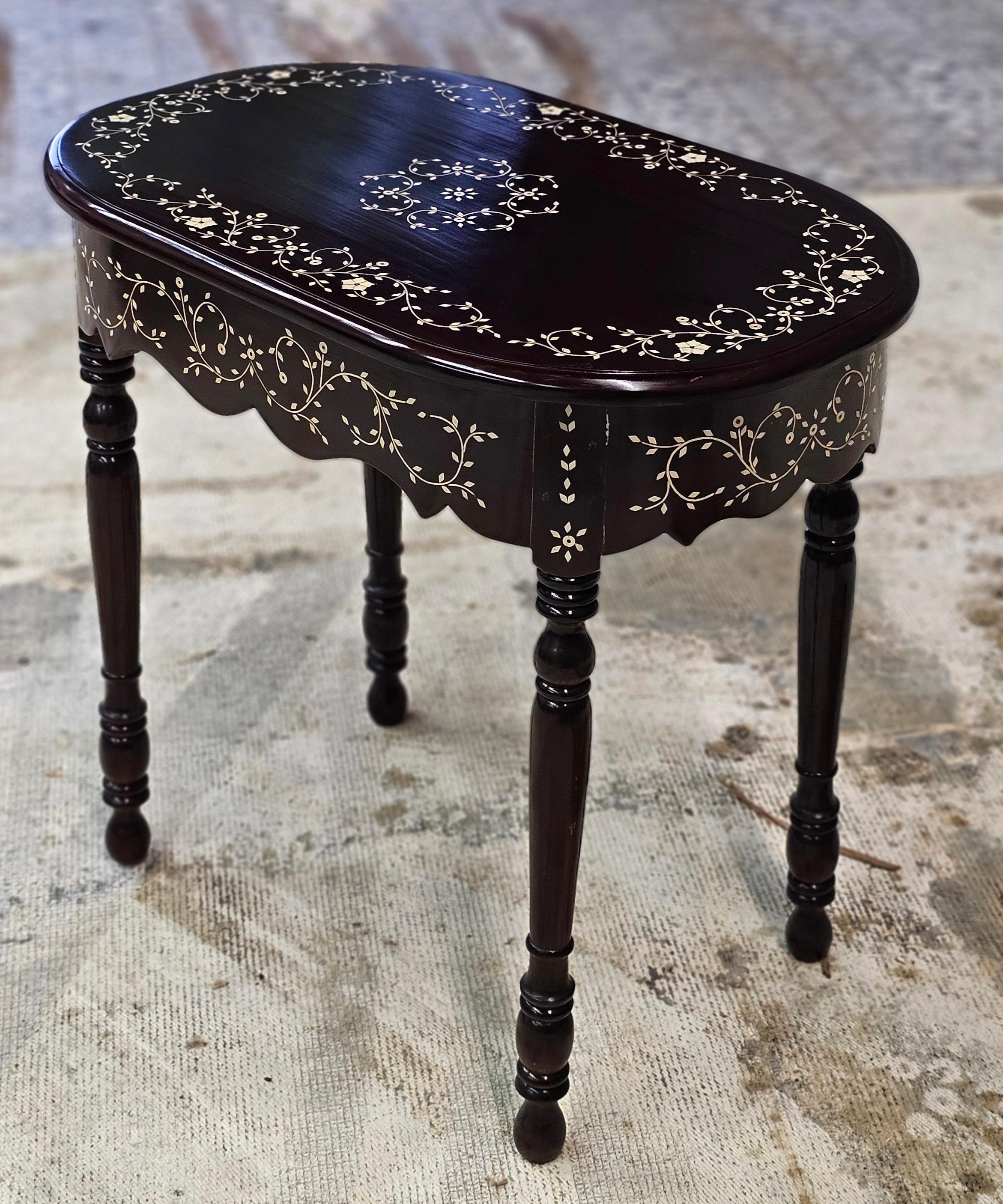 Indonésien Table d'appoint en bois de rose incrusté d'os, fabriquée à la main en Asie du Sud-Est en vente