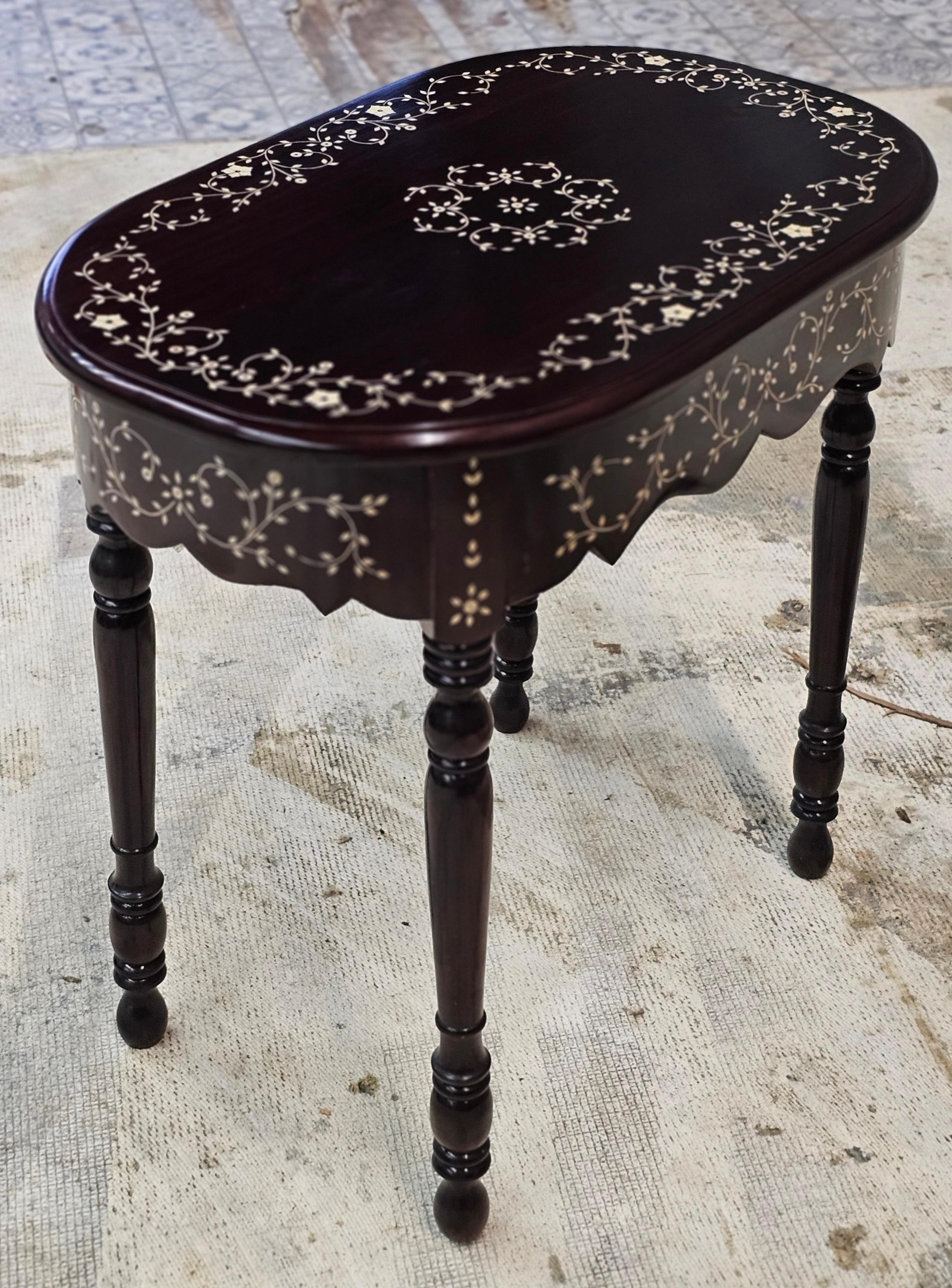 Fait main Table d'appoint en bois de rose incrusté d'os, fabriquée à la main en Asie du Sud-Est en vente