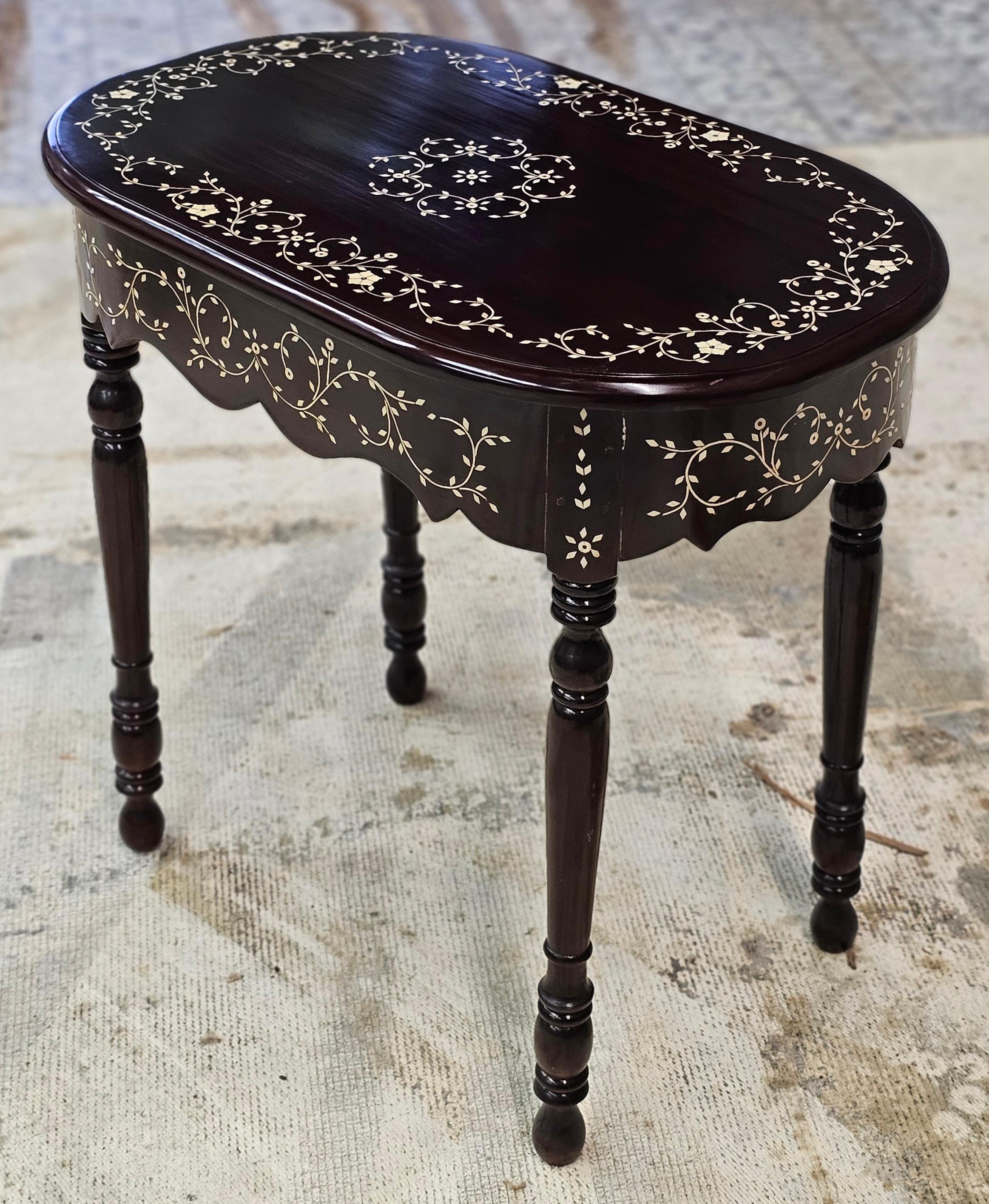 Table d'appoint en bois de rose incrusté d'os, fabriquée à la main en Asie du Sud-Est Bon état - En vente à Germantown, MD