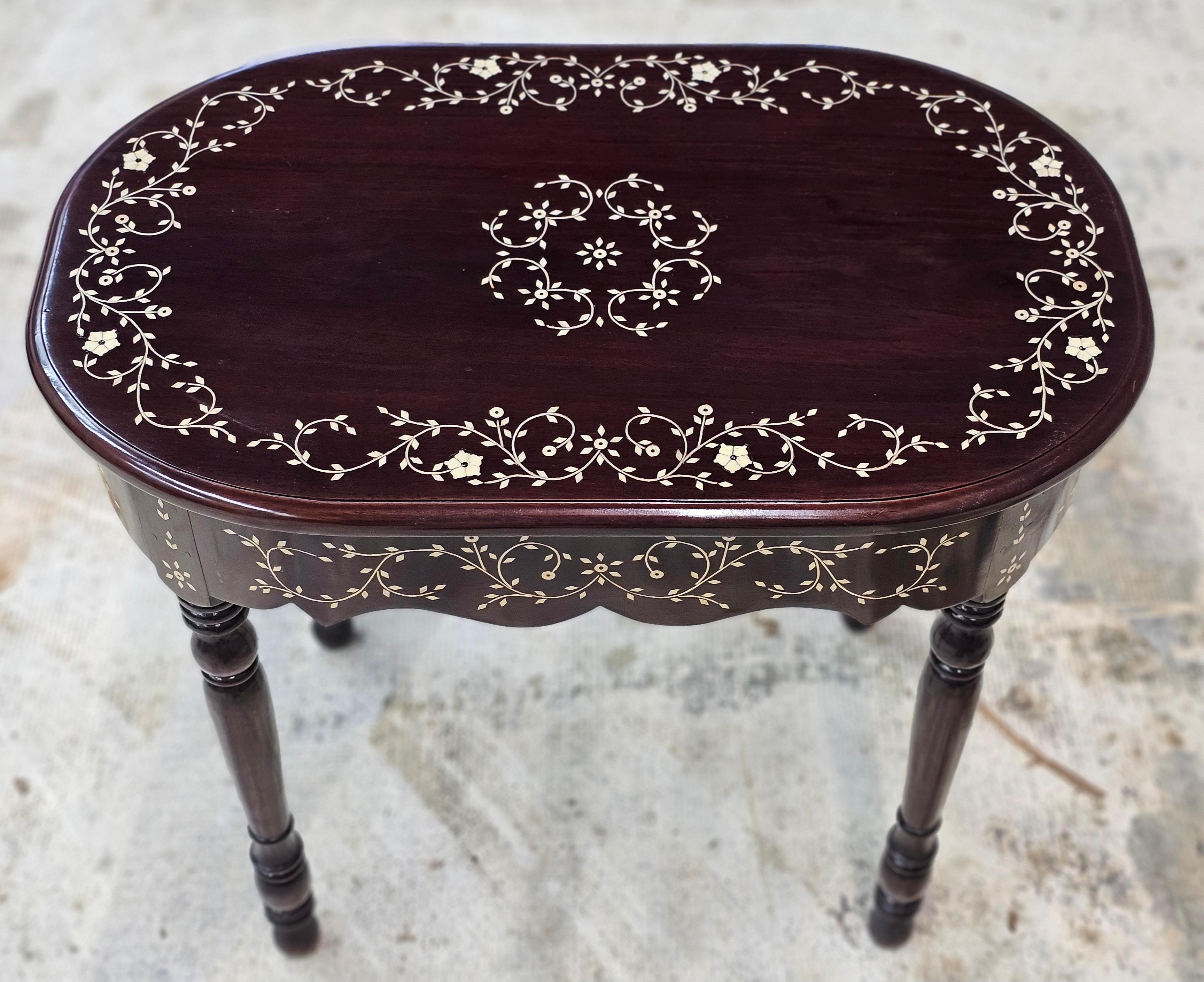 20ième siècle Table d'appoint en bois de rose incrusté d'os, fabriquée à la main en Asie du Sud-Est en vente