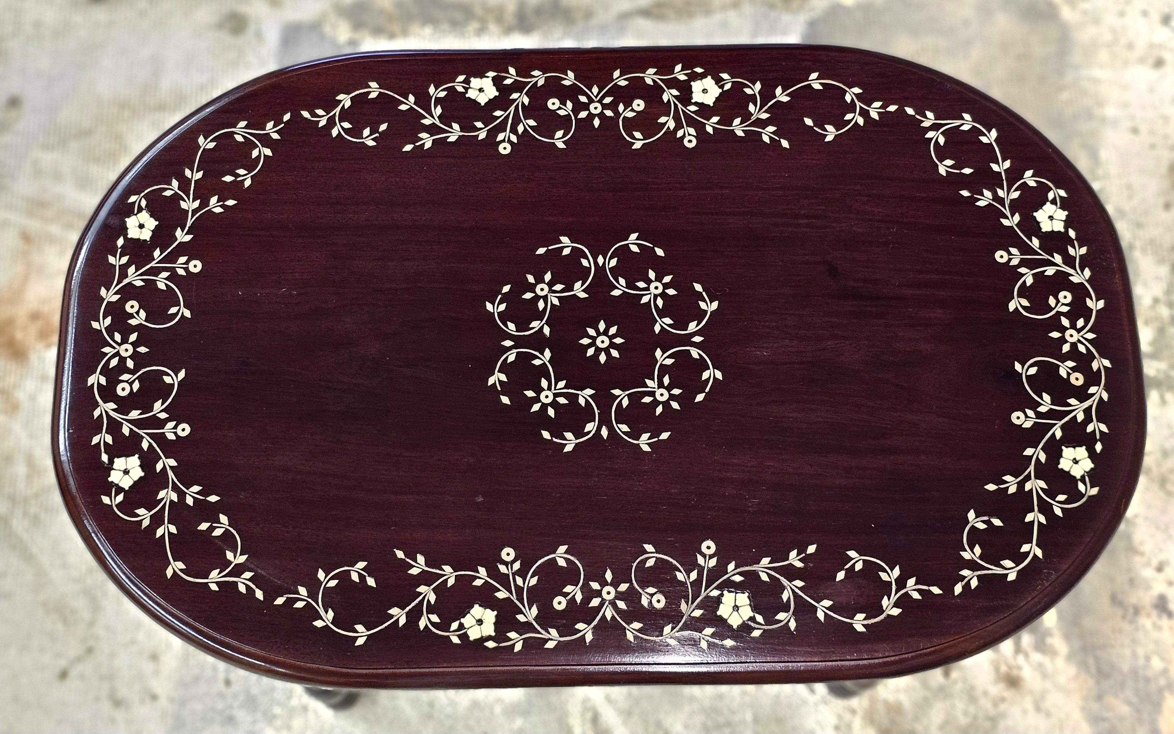 Os Table d'appoint en bois de rose incrusté d'os, fabriquée à la main en Asie du Sud-Est en vente