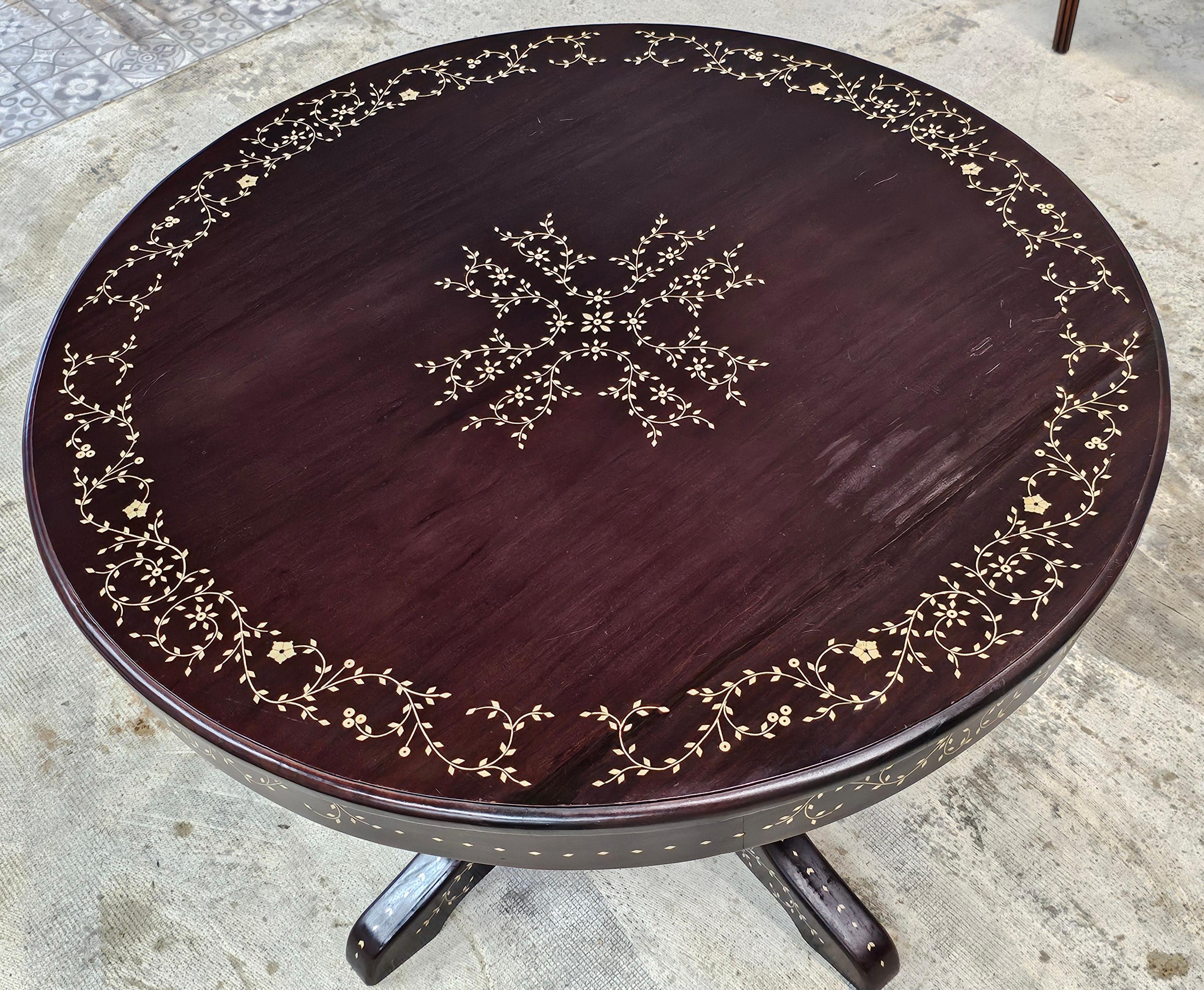 Indonésien Table centrale en bois de rose avec marqueterie d'os d'Asie du Sud-Est Table à déjeuner en vente