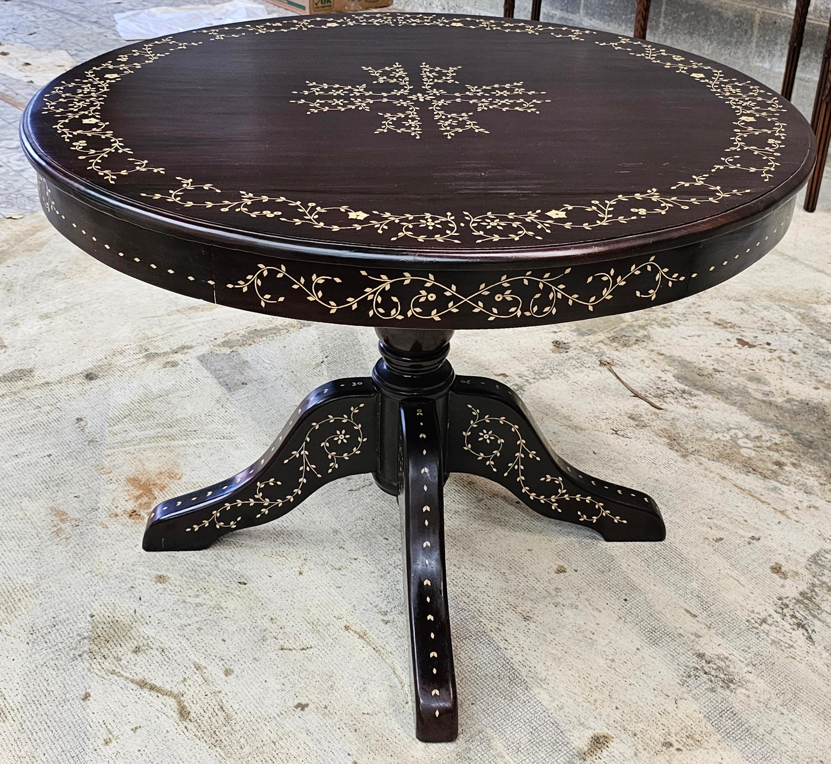 Fait main Table centrale en bois de rose avec marqueterie d'os d'Asie du Sud-Est Table à déjeuner en vente