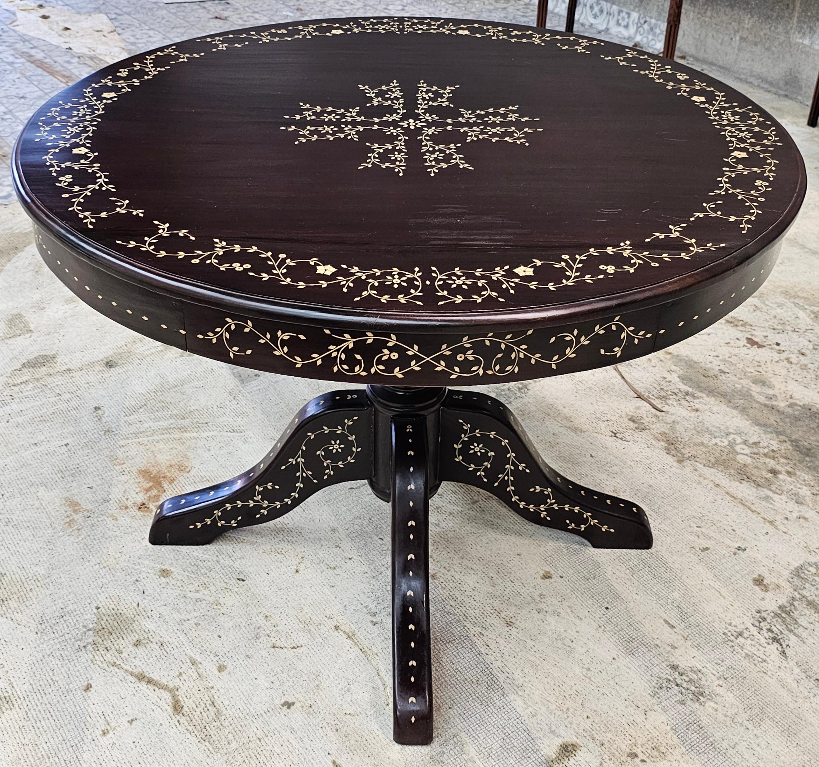 Table centrale en bois de rose avec marqueterie d'os d'Asie du Sud-Est Table à déjeuner Bon état - En vente à Germantown, MD