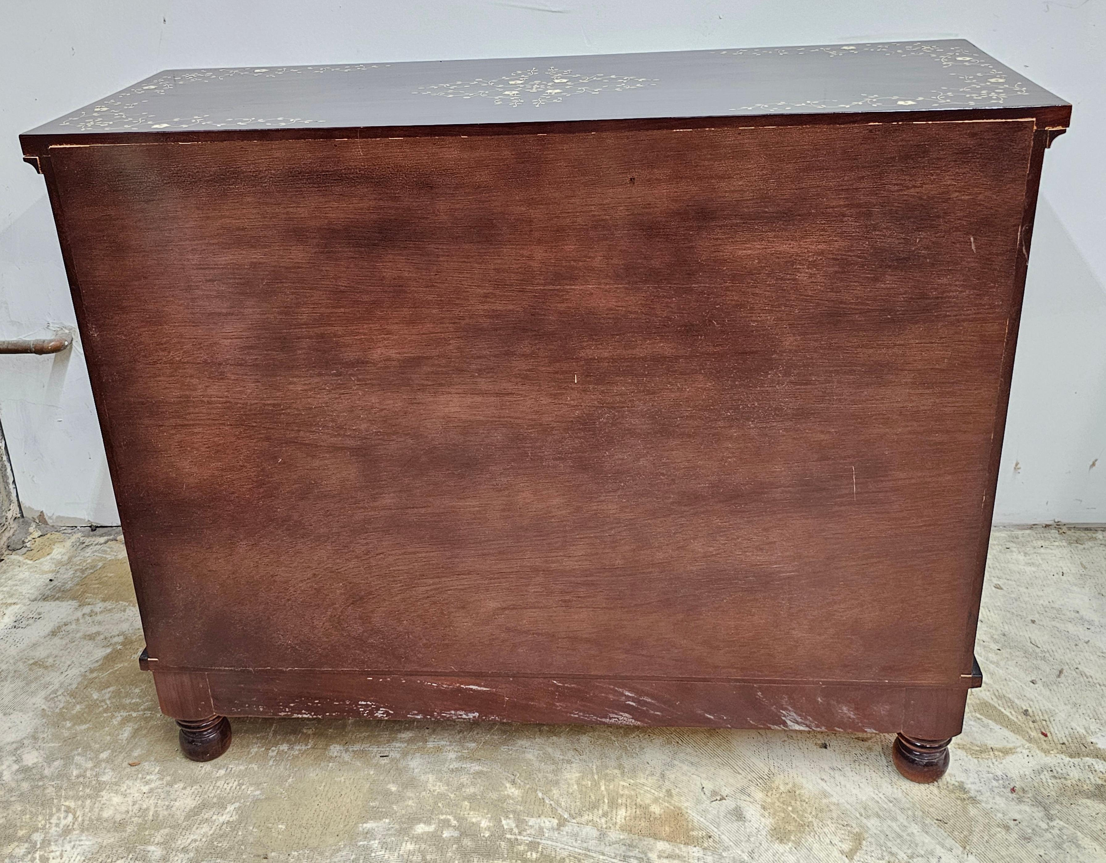 Cassettiera in palissandro con intarsio d'osso realizzata a mano nel sud-est asiatico in vendita 3