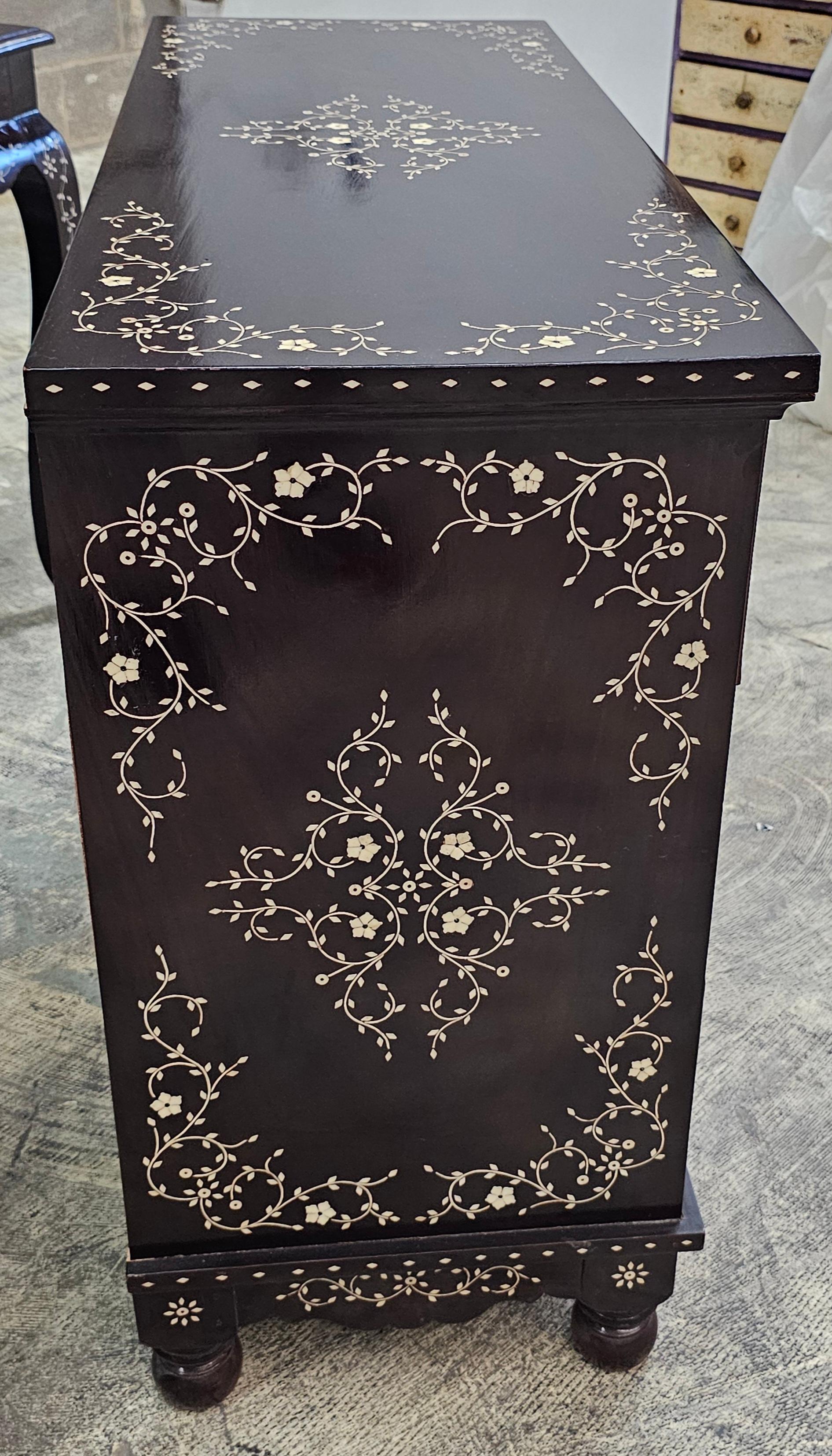 Cassettiera in palissandro con intarsio d'osso realizzata a mano nel sud-est asiatico In condizioni buone in vendita a Germantown, MD
