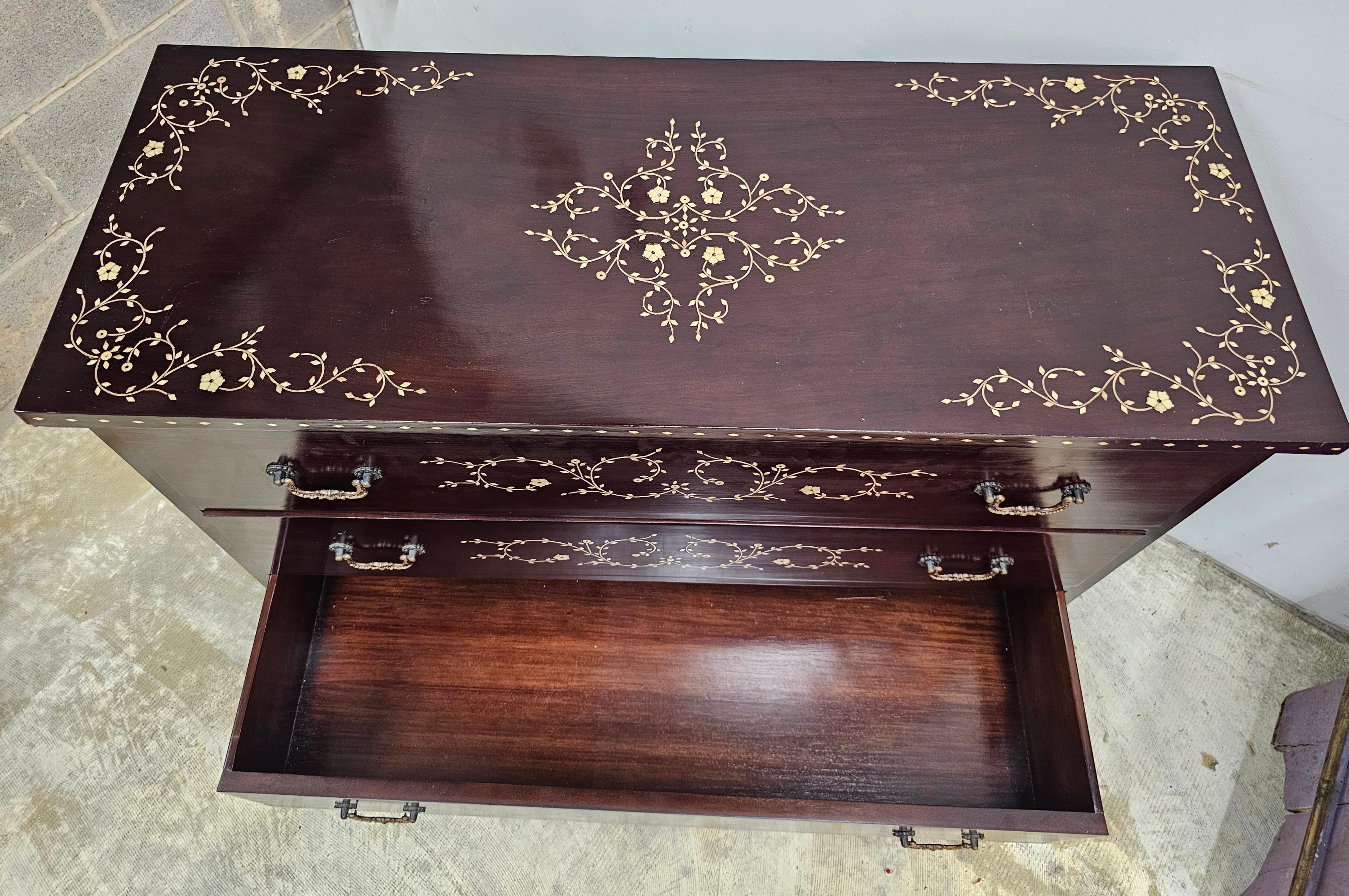 XX secolo Cassettiera in palissandro con intarsio d'osso realizzata a mano nel sud-est asiatico in vendita