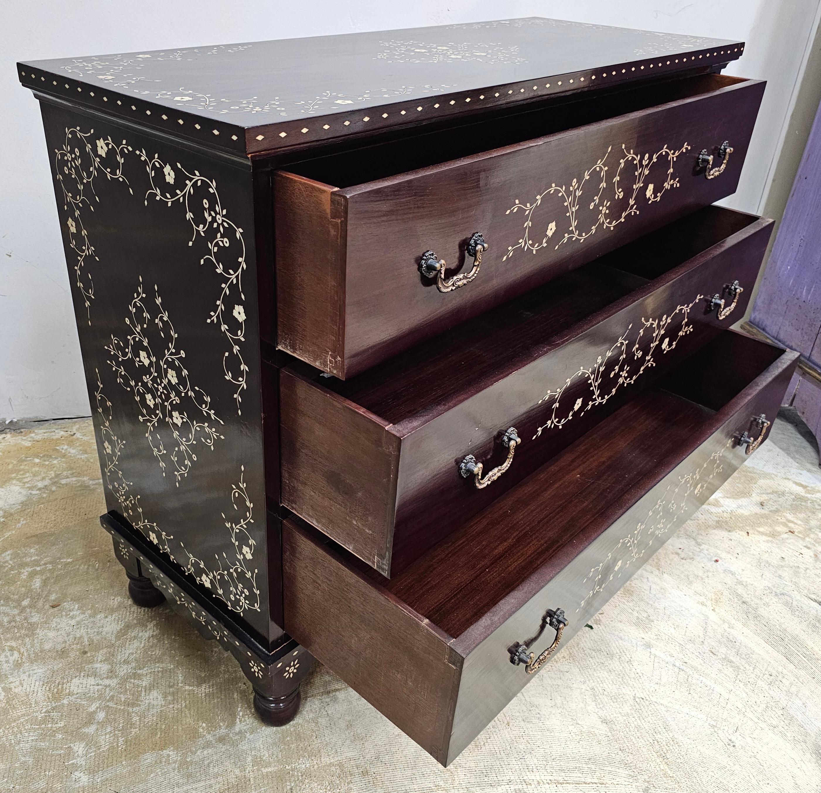 Osso Cassettiera in palissandro con intarsio d'osso realizzata a mano nel sud-est asiatico in vendita