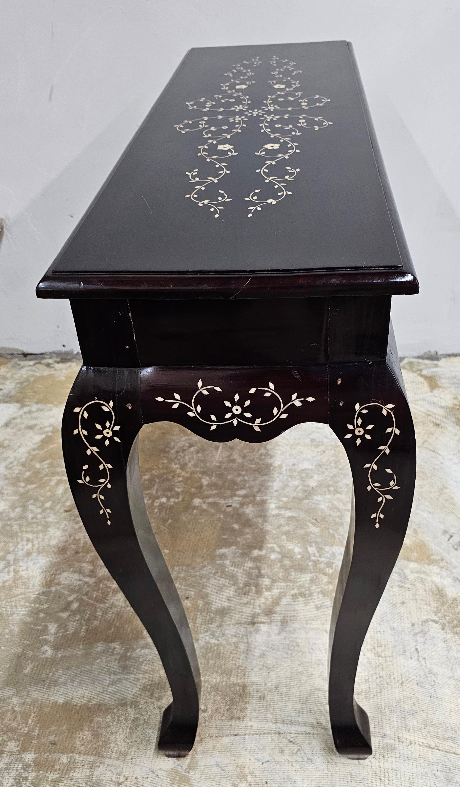 Mesa consola de palisandro con marquetería de hueso hecha a mano en el sudeste asiático en venta 2