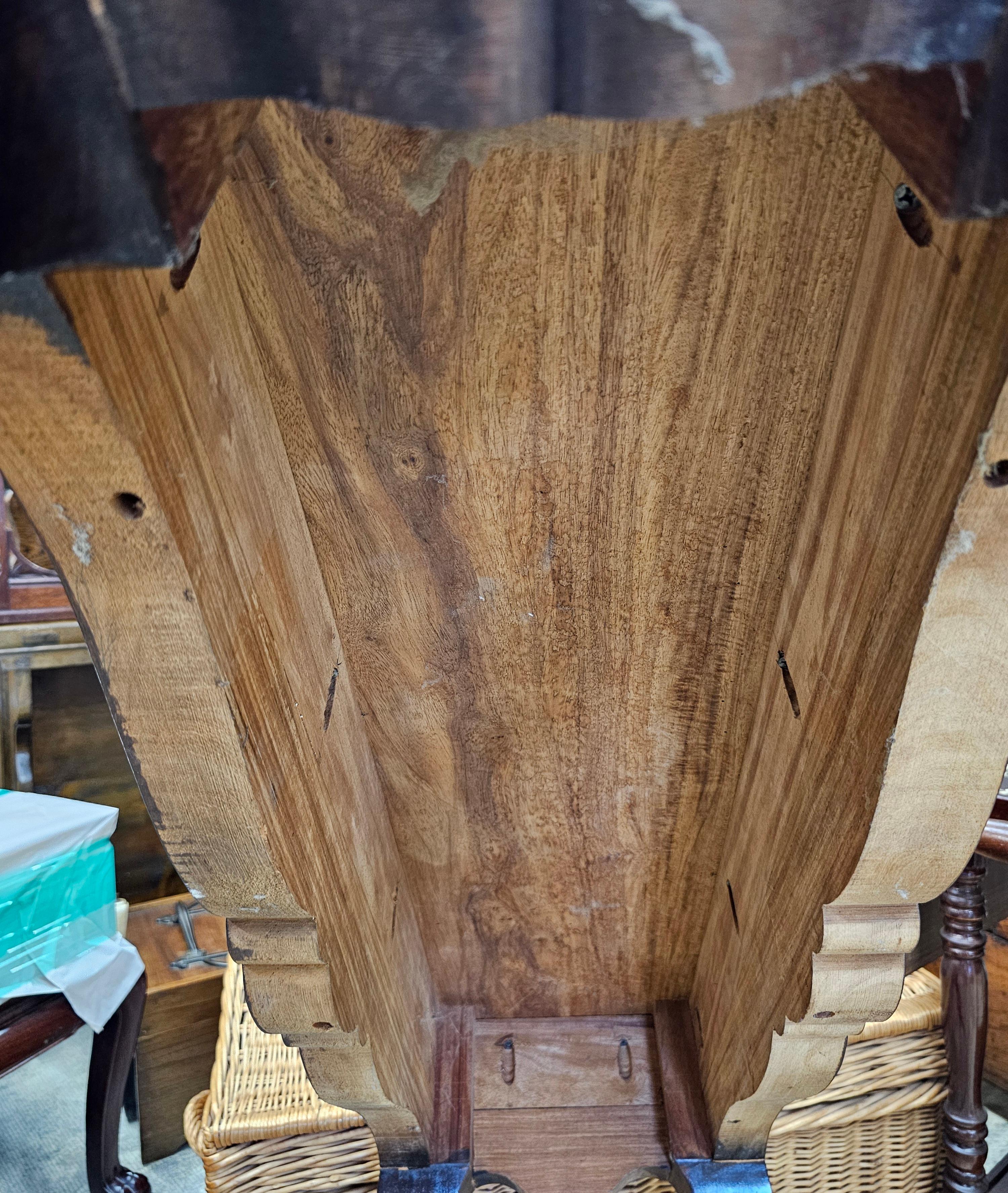 Mesa consola de palisandro con marquetería de hueso hecha a mano en el sudeste asiático en venta 3