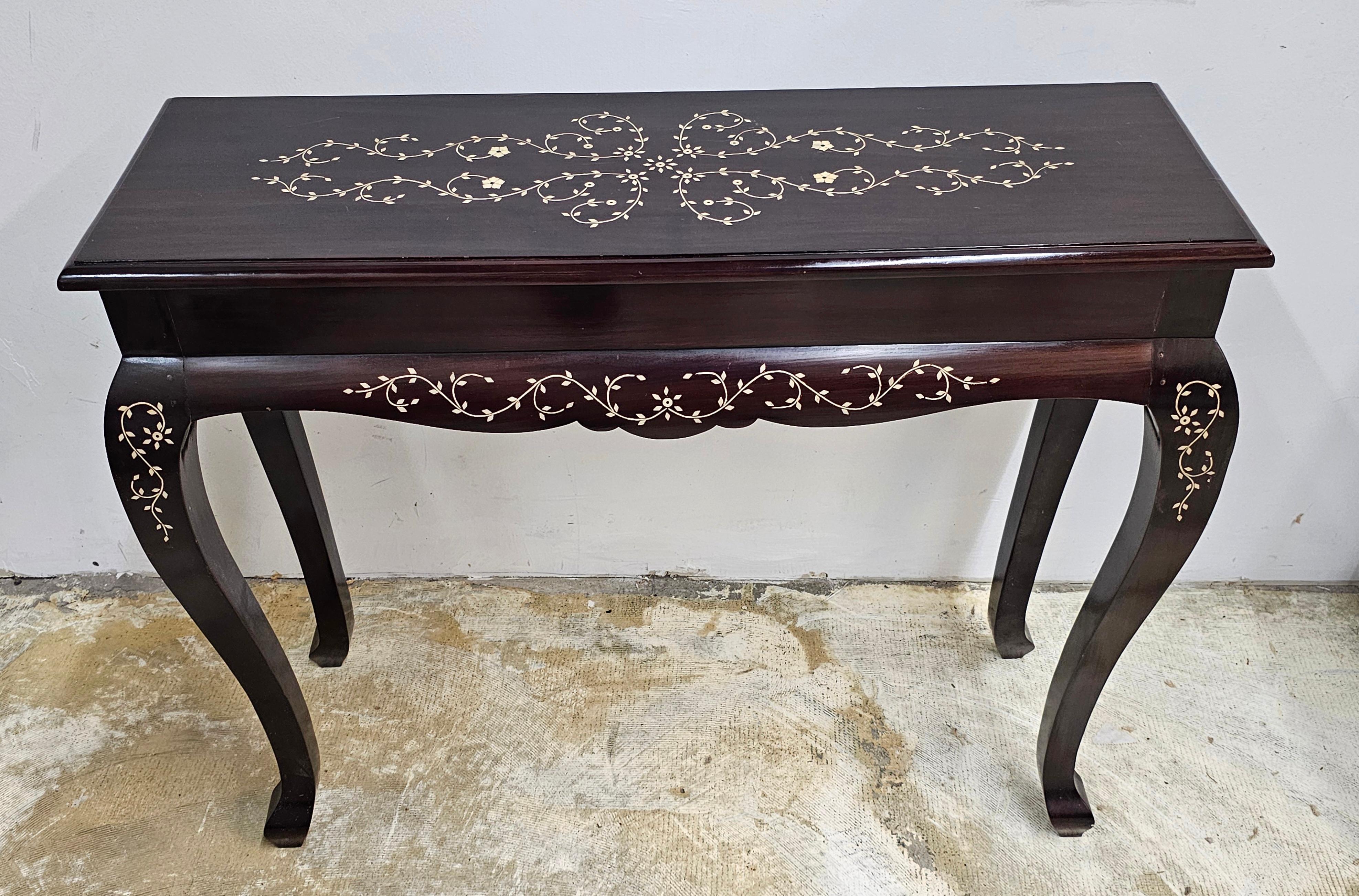 Mesa consola de palisandro con marquetería de hueso hecha a mano en el sudeste asiático Indonesio en venta